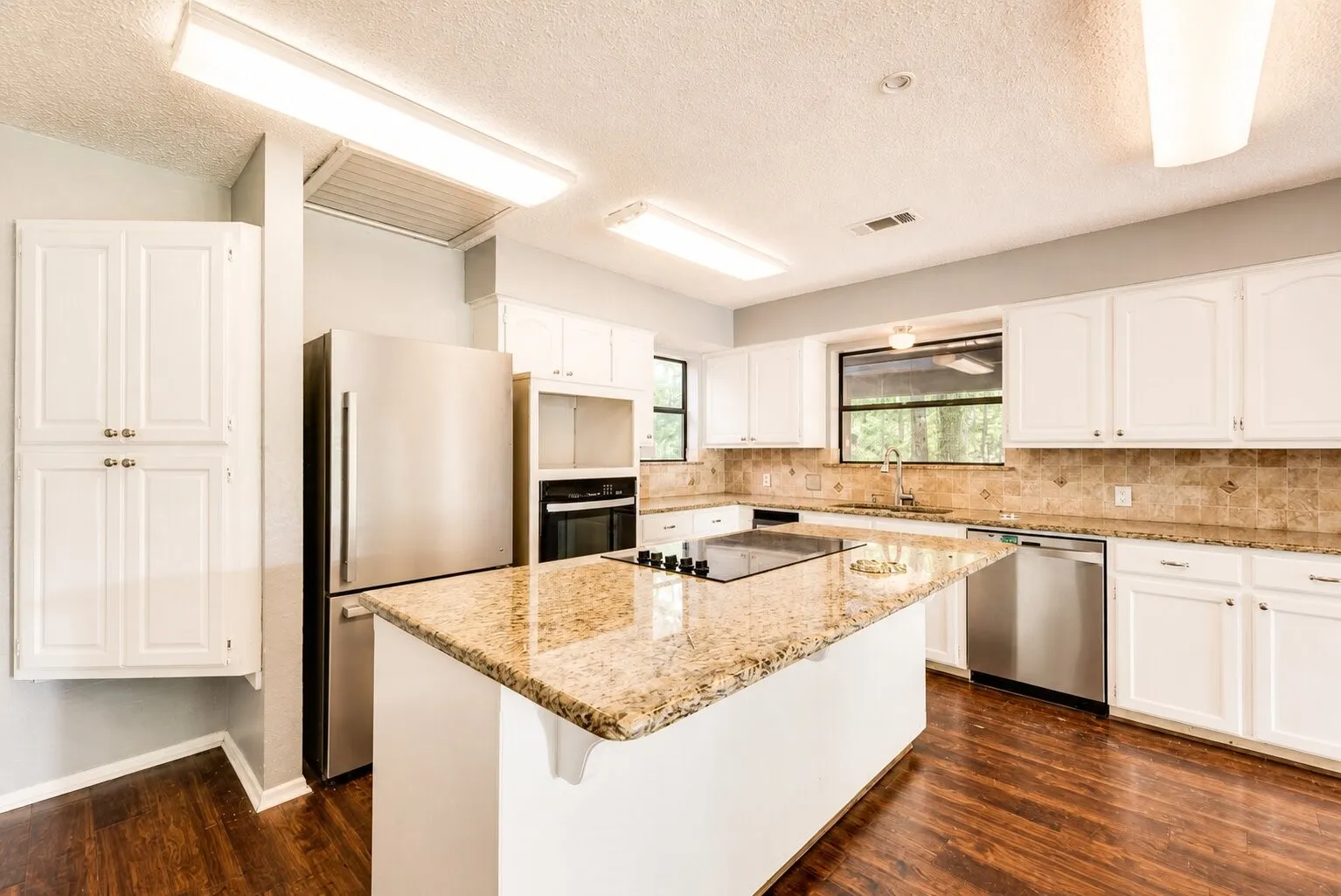 Single Family Residence For Rent in Tarrant County , 7425 US 287 Highway, Arlington, Texas 76001, 3 Bedroom, 3 Bathroom, 2 Garage spaces, 2,450 Sqft, built in 1976, mls#21403066, Real Estate Agent in Arlington, Homes For Rent in Tarrant county, Homes For Rent in Arlington, Realtor in Arlington Texas, Real Estate Brokerage Independent Realty Texas, Luminita Cordes Realtor