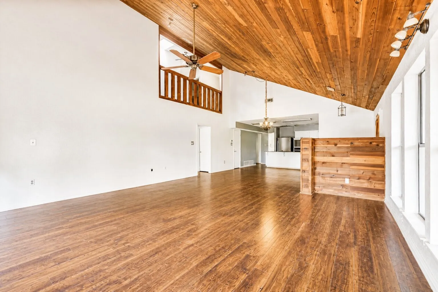 Single Family Residence For Rent in Tarrant County , 7425 US 287 Highway, Arlington, Texas 76001, 3 Bedroom, 3 Bathroom, 2 Garage spaces, 2,450 Sqft, built in 1976, mls#21403066, Real Estate Agent in Arlington, Homes For Rent in Tarrant county, Homes For Rent in Arlington, Realtor in Arlington Texas, Real Estate Brokerage Independent Realty Texas, Luminita Cordes Realtor