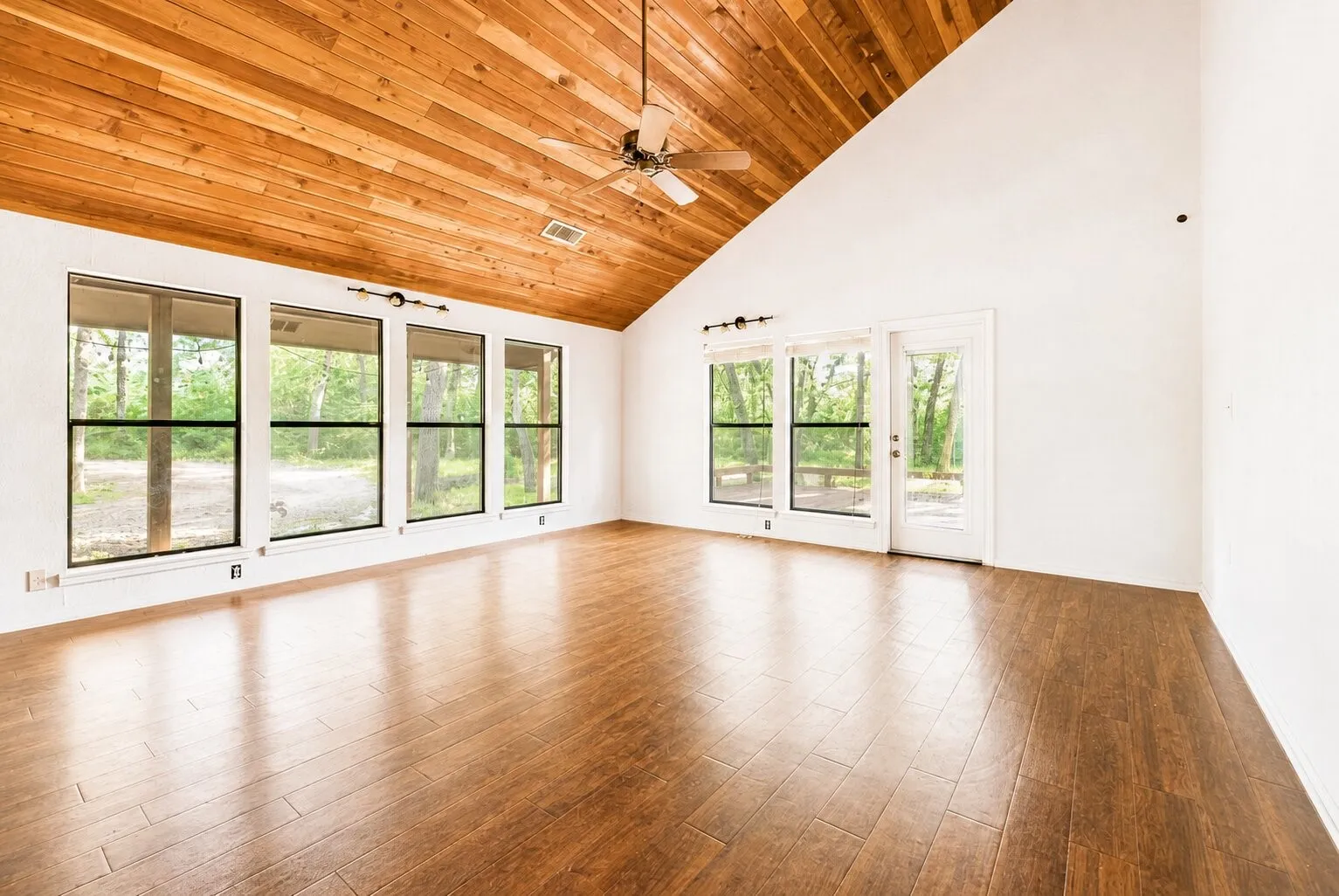 Single Family Residence For Rent in Tarrant County , 7425 US 287 Highway, Arlington, Texas 76001, 3 Bedroom, 3 Bathroom, 2 Garage spaces, 2,450 Sqft, built in 1976, mls#21403066, Real Estate Agent in Arlington, Homes For Rent in Tarrant county, Homes For Rent in Arlington, Realtor in Arlington Texas, Real Estate Brokerage Independent Realty Texas, Luminita Cordes Realtor