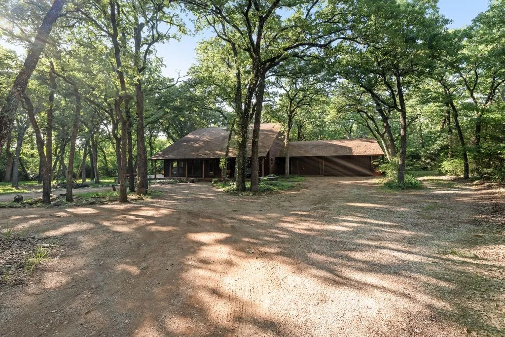 Single Family Residence For Rent in Tarrant County , 7425 US 287 Highway, Arlington, Texas 76001, 3 Bedroom, 3 Bathroom, 2 Garage spaces, 2,450 Sqft, built in 1976, mls#21403066, Real Estate Agent in Arlington, Homes For Rent in Tarrant county, Homes For Rent in Arlington, Realtor in Arlington Texas, Real Estate Brokerage Independent Realty Texas, Luminita Cordes Realtor