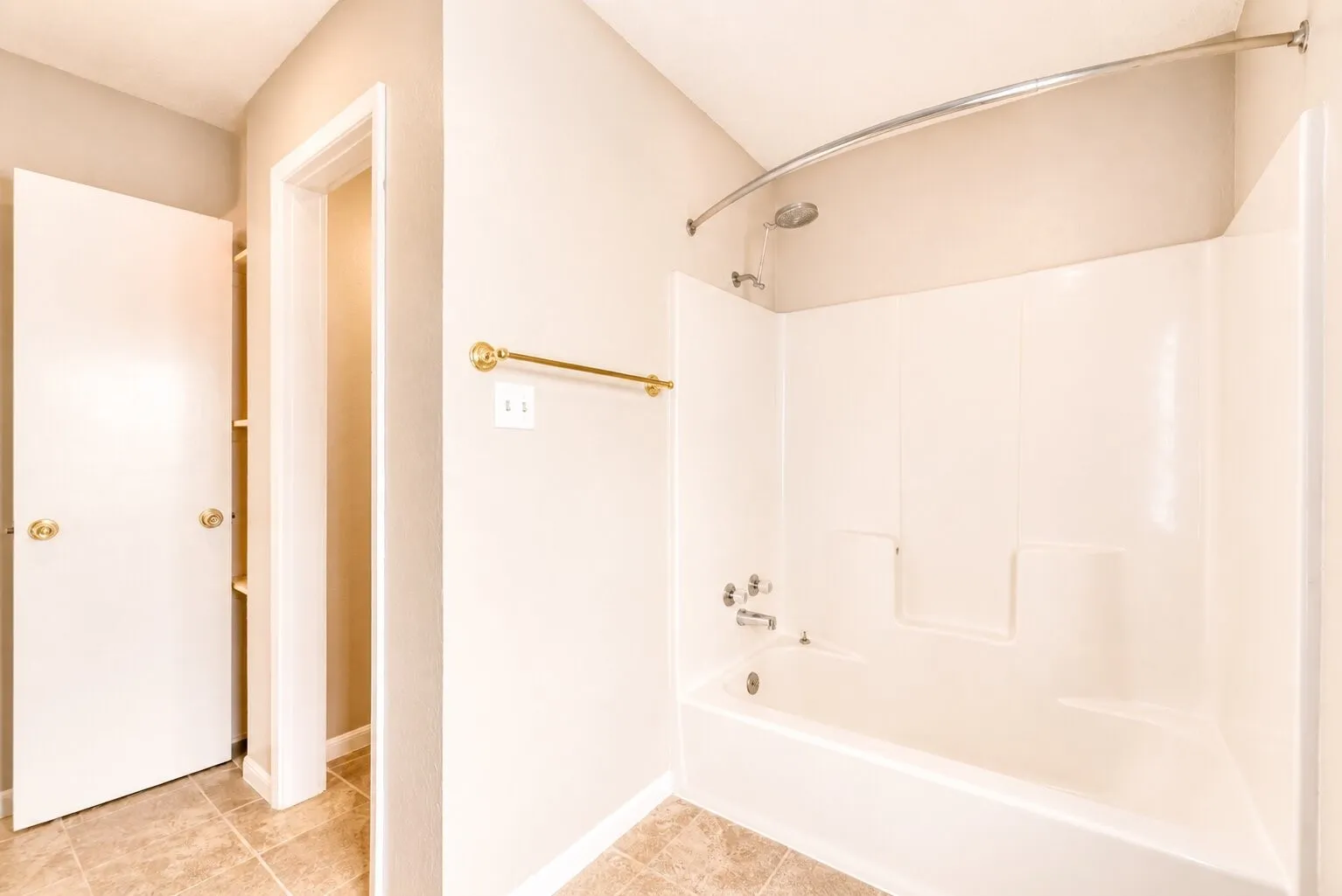 Single Family Residence For Rent in Tarrant County , 7425 US 287 Highway, Arlington, Texas 76001, 3 Bedroom, 3 Bathroom, 2 Garage spaces, 2,450 Sqft, built in 1976, mls#21403066, Real Estate Agent in Arlington, Homes For Rent in Tarrant county, Homes For Rent in Arlington, Realtor in Arlington Texas, Real Estate Brokerage Independent Realty Texas, Luminita Cordes Realtor