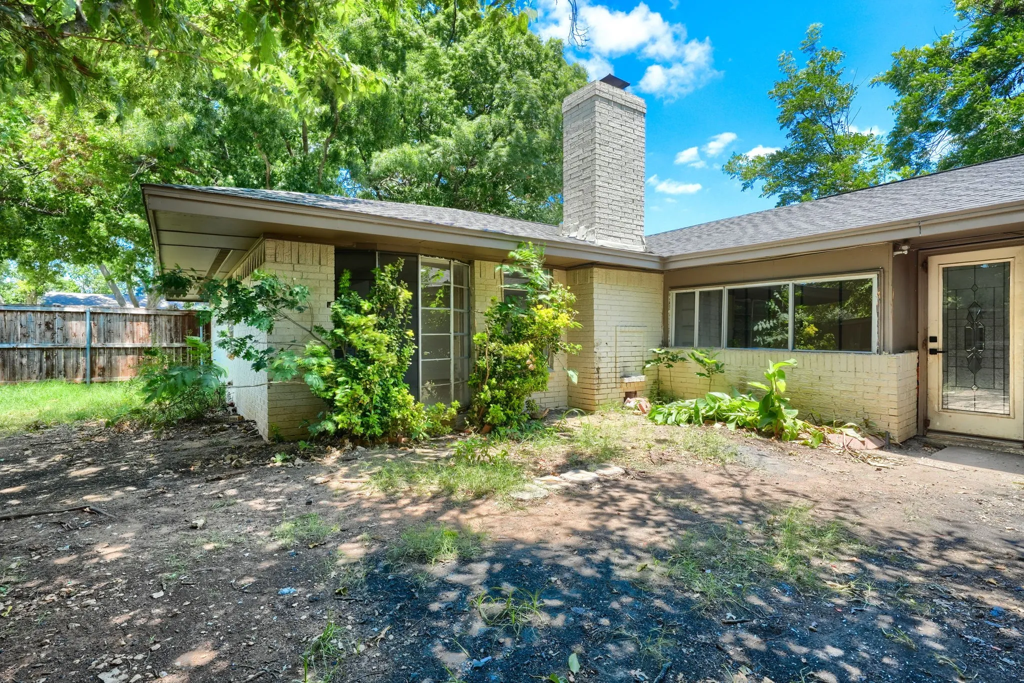 Single Family Residence For Rent in Tarrant County , 4049 Alicante Avenue, Fort Worth, Texas 76133, 3 Bedroom, 2 Bathroom, 3 Garage spaces, 2,059 Sqft, built in 1972, mls#21403061, Real Estate Agent in Fort Worth, Homes For Rent in Tarrant county, Homes For Rent in Fort Worth, Realtor in Fort Worth Texas, Real Estate Brokerage Independent Realty Texas, Luminita Cordes Realtor