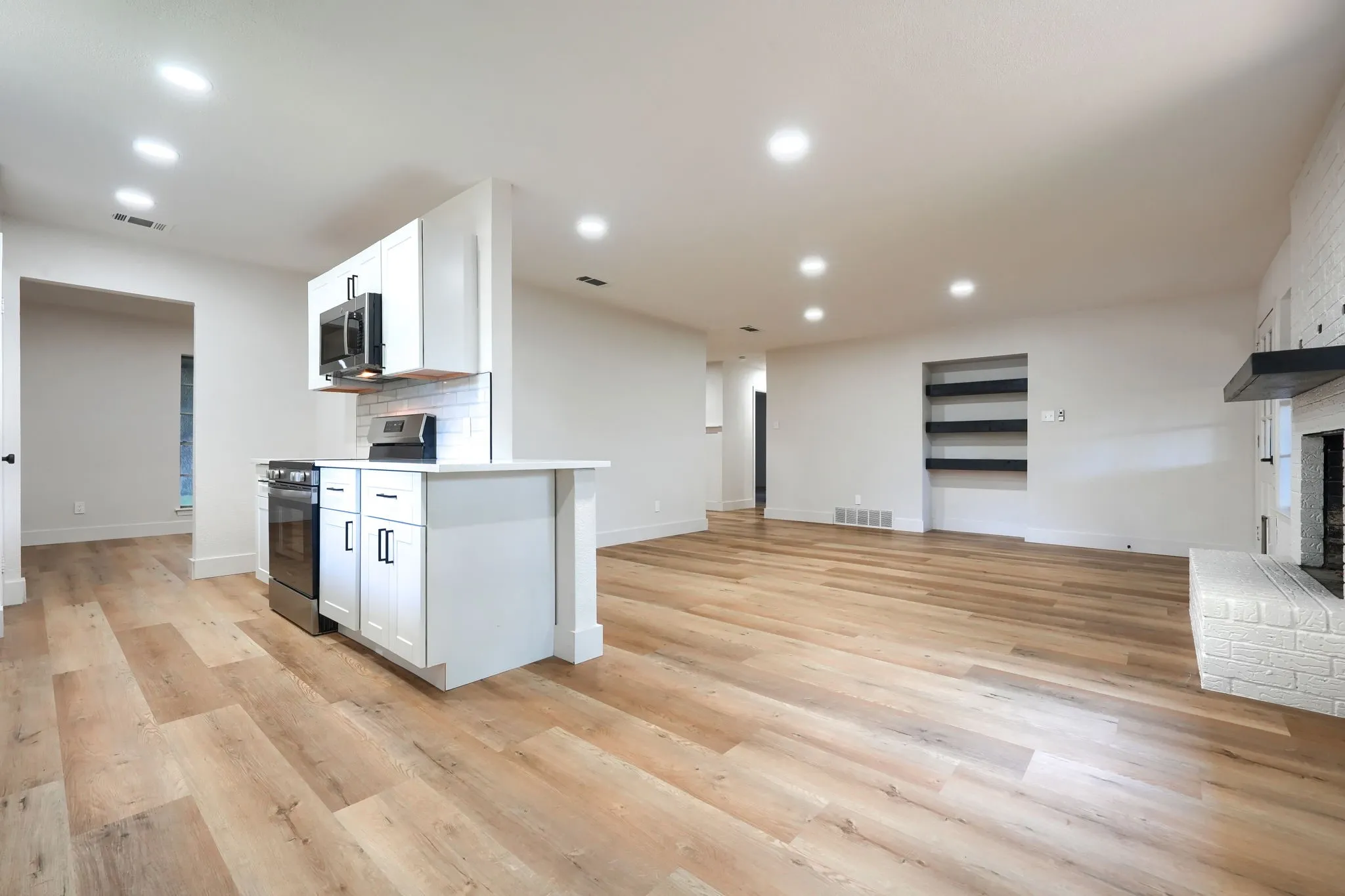 Single Family Residence For Rent in Tarrant County , 4049 Alicante Avenue, Fort Worth, Texas 76133, 3 Bedroom, 2 Bathroom, 3 Garage spaces, 2,059 Sqft, built in 1972, mls#21403061, Real Estate Agent in Fort Worth, Homes For Rent in Tarrant county, Homes For Rent in Fort Worth, Realtor in Fort Worth Texas, Real Estate Brokerage Independent Realty Texas, Luminita Cordes Realtor