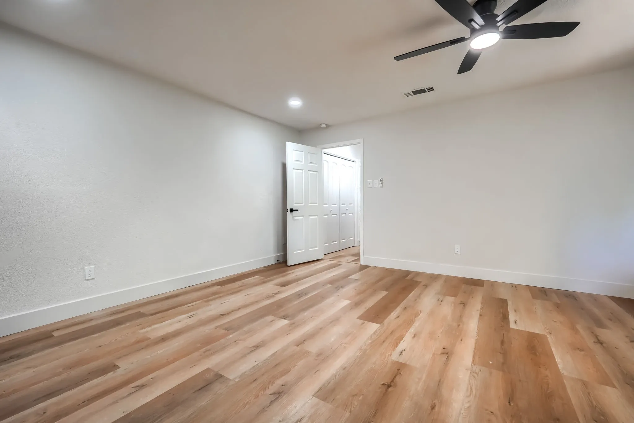 Single Family Residence For Rent in Tarrant County , 4049 Alicante Avenue, Fort Worth, Texas 76133, 3 Bedroom, 2 Bathroom, 3 Garage spaces, 2,059 Sqft, built in 1972, mls#21403061, Real Estate Agent in Fort Worth, Homes For Rent in Tarrant county, Homes For Rent in Fort Worth, Realtor in Fort Worth Texas, Real Estate Brokerage Independent Realty Texas, Luminita Cordes Realtor
