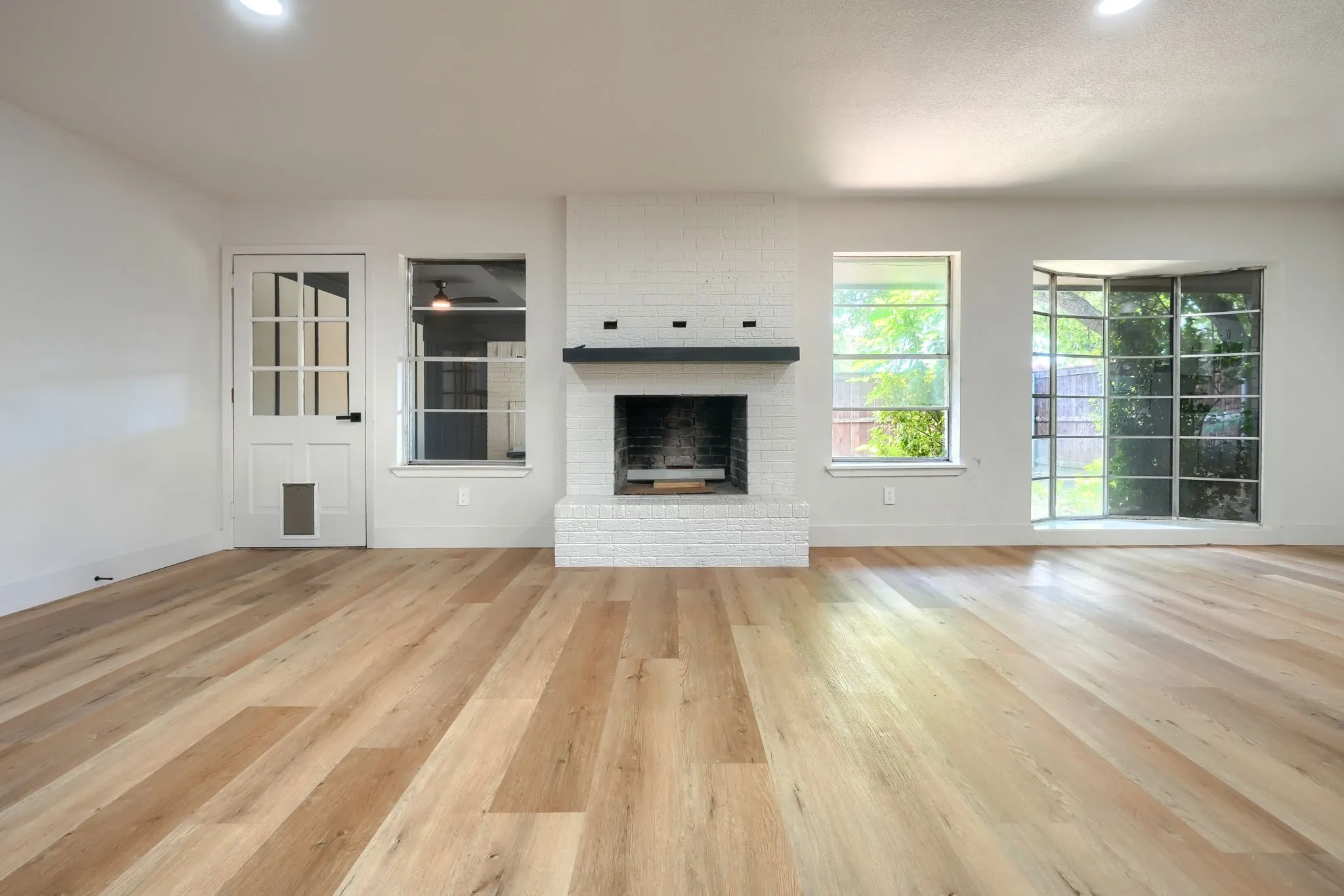 Single Family Residence For Rent in Tarrant County , 4049 Alicante Avenue, Fort Worth, Texas 76133, 3 Bedroom, 2 Bathroom, 3 Garage spaces, 2,059 Sqft, built in 1972, mls#21403061, Real Estate Agent in Fort Worth, Homes For Rent in Tarrant county, Homes For Rent in Fort Worth, Realtor in Fort Worth Texas, Real Estate Brokerage Independent Realty Texas, Luminita Cordes Realtor