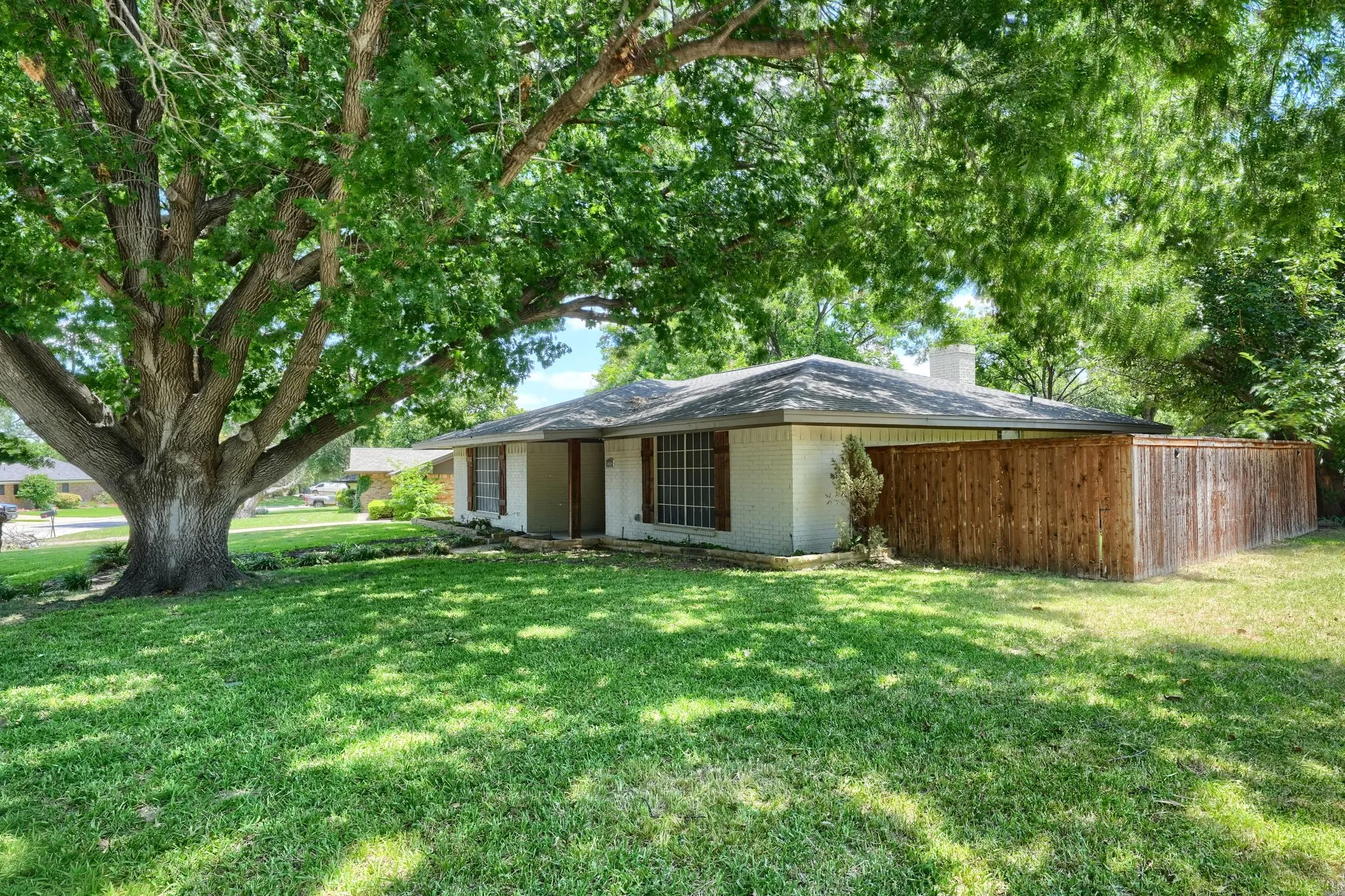 Single Family Residence For Rent in Tarrant County , 4049 Alicante Avenue, Fort Worth, Texas 76133, 3 Bedroom, 2 Bathroom, 3 Garage spaces, 2,059 Sqft, built in 1972, mls#21403061, Real Estate Agent in Fort Worth, Homes For Rent in Tarrant county, Homes For Rent in Fort Worth, Realtor in Fort Worth Texas, Real Estate Brokerage Independent Realty Texas, Luminita Cordes Realtor