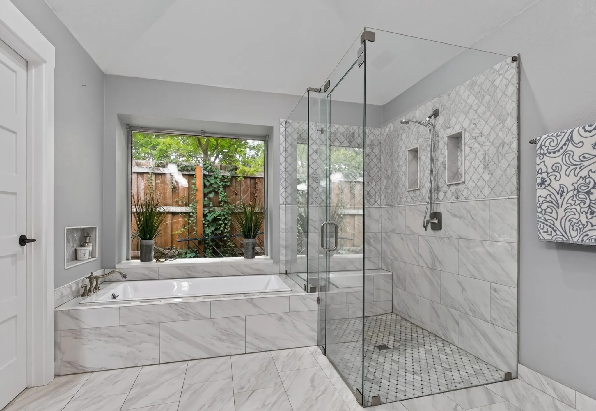 Single Family Residence For Sale in Denton County , 113 Red Oak Lane, Flower Mound, Texas 75028, 5 Bedroom, 4 Bathroom, 2 Garage spaces, 4,517 Sqft, built in 1992, mls#21394088, Real Estate Agent in Flower Mound, Homes For Sale in Denton county, Homes For Sale in Flower Mound, Realtor in Flower Mound Texas, Real Estate Brokerage Independent Realty Texas, Luminita Cordes Realtor