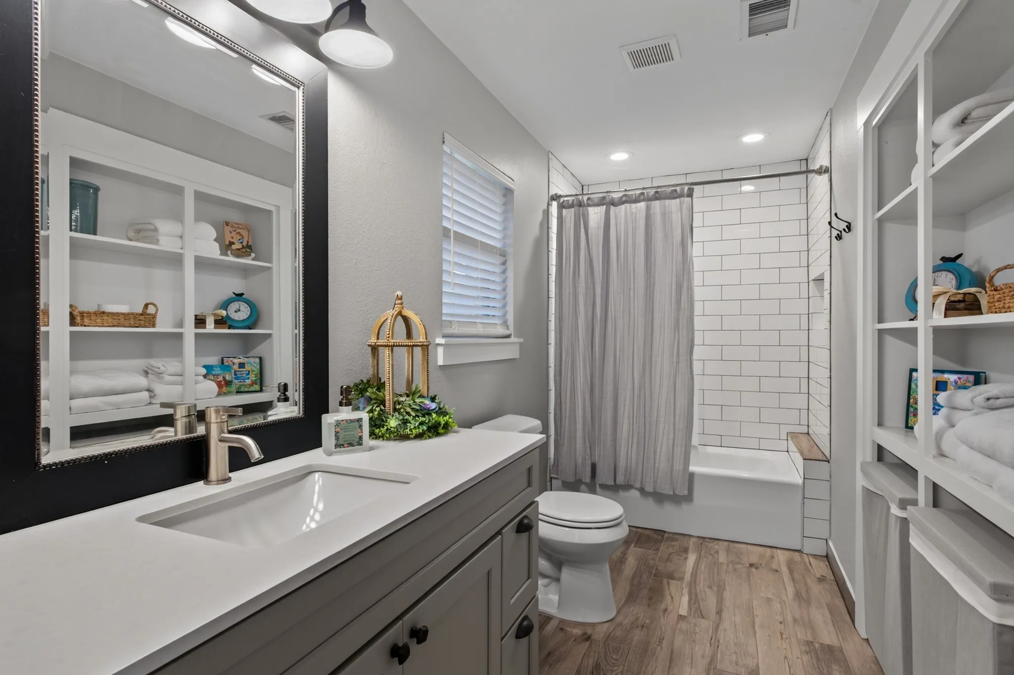 Single Family Residence For Sale in Denton County , 113 Red Oak Lane, Flower Mound, Texas 75028, 5 Bedroom, 4 Bathroom, 2 Garage spaces, 4,517 Sqft, built in 1992, mls#21394088, Real Estate Agent in Flower Mound, Homes For Sale in Denton county, Homes For Sale in Flower Mound, Realtor in Flower Mound Texas, Real Estate Brokerage Independent Realty Texas, Luminita Cordes Realtor