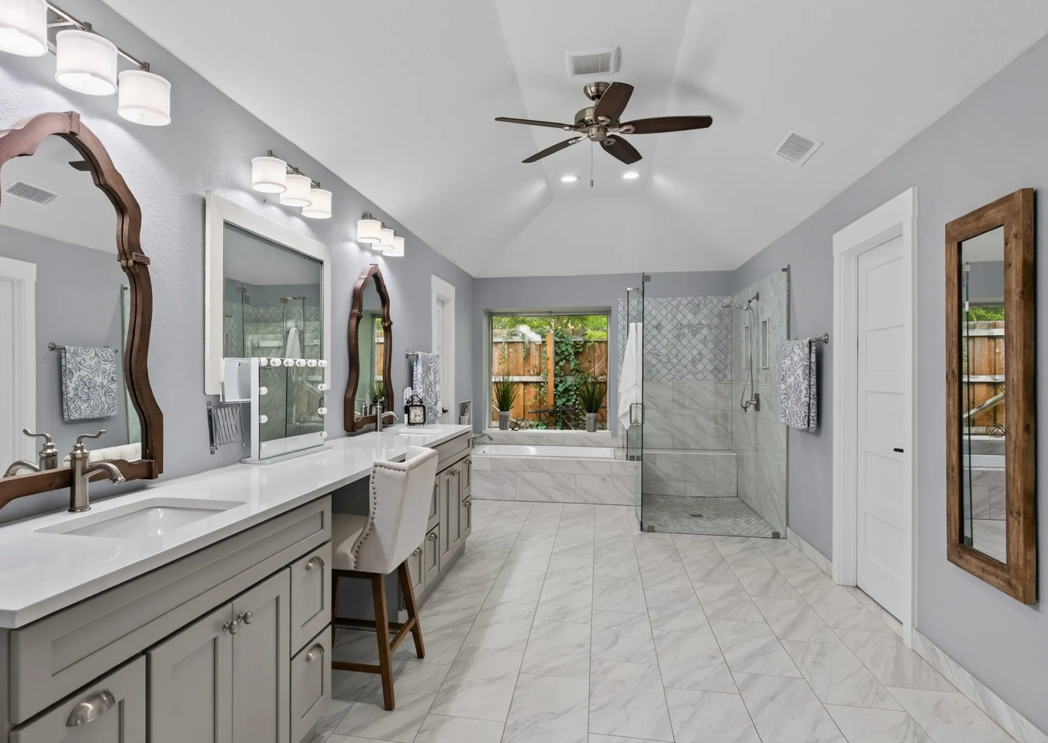 Single Family Residence For Sale in Denton County , 113 Red Oak Lane, Flower Mound, Texas 75028, 5 Bedroom, 4 Bathroom, 2 Garage spaces, 4,517 Sqft, built in 1992, mls#21394088, Real Estate Agent in Flower Mound, Homes For Sale in Denton county, Homes For Sale in Flower Mound, Realtor in Flower Mound Texas, Real Estate Brokerage Independent Realty Texas, Luminita Cordes Realtor