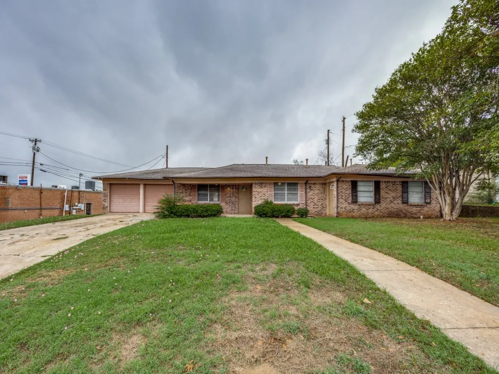 Duplex For Sale in Grayson County , 1706 S Travis Avenue, Denison, Texas 75021, 4 Bedroom, 2 Bathroom, 2 Garage spaces, 0 Sqft, built in 1967, mls#21400231, Real Estate Agent in Denison, Homes For Sale in Grayson county, Homes For Sale in Denison, Realtor in Denison Texas, Real Estate Brokerage Independent Realty Texas, Luminita Cordes Realtor