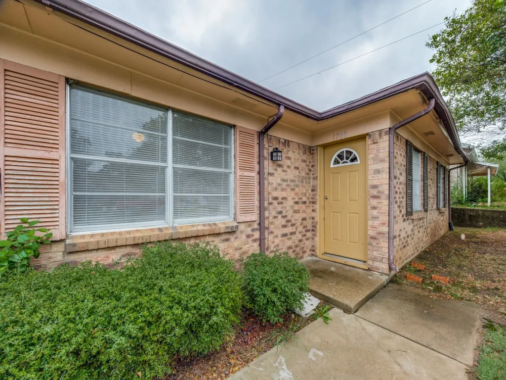 Duplex For Sale in Grayson County , 1706 S Travis Avenue, Denison, Texas 75021, 4 Bedroom, 2 Bathroom, 2 Garage spaces, 0 Sqft, built in 1967, mls#21400231, Real Estate Agent in Denison, Homes For Sale in Grayson county, Homes For Sale in Denison, Realtor in Denison Texas, Real Estate Brokerage Independent Realty Texas, Luminita Cordes Realtor