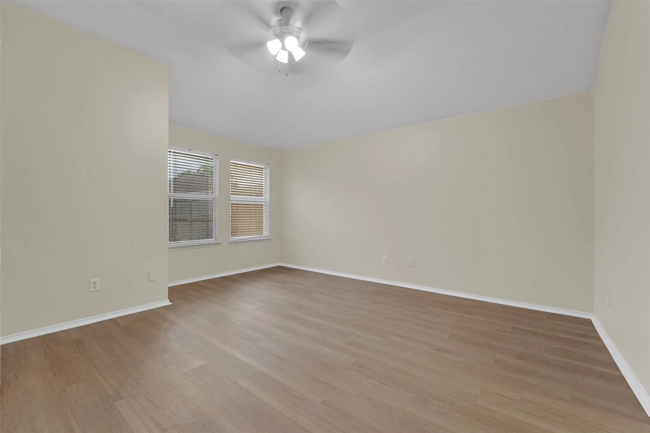 Single Family Residence For Rent in Tarrant County , 321 Dakota Drive, Arlington, Texas 76002, 3 Bedroom, 2 Bathroom, 2 Garage spaces, 1,598 Sqft, built in 2001, mls#21400720, Real Estate Agent in Arlington, Homes For Rent in Tarrant county, Homes For Rent in Arlington, Realtor in Arlington Texas, Real Estate Brokerage Independent Realty Texas, Luminita Cordes Realtor