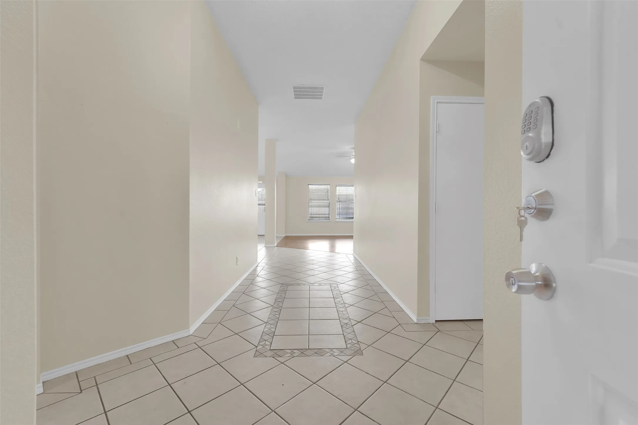 Single Family Residence For Rent in Tarrant County , 321 Dakota Drive, Arlington, Texas 76002, 3 Bedroom, 2 Bathroom, 2 Garage spaces, 1,598 Sqft, built in 2001, mls#21400720, Real Estate Agent in Arlington, Homes For Rent in Tarrant county, Homes For Rent in Arlington, Realtor in Arlington Texas, Real Estate Brokerage Independent Realty Texas, Luminita Cordes Realtor