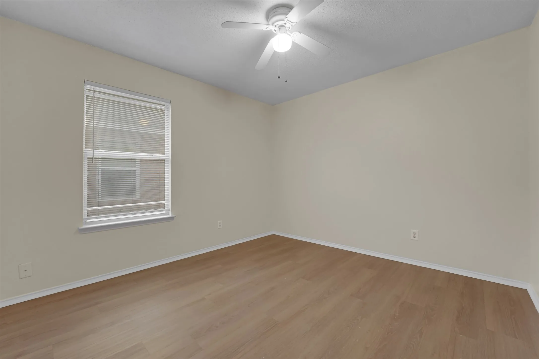 Single Family Residence For Rent in Tarrant County , 321 Dakota Drive, Arlington, Texas 76002, 3 Bedroom, 2 Bathroom, 2 Garage spaces, 1,598 Sqft, built in 2001, mls#21400720, Real Estate Agent in Arlington, Homes For Rent in Tarrant county, Homes For Rent in Arlington, Realtor in Arlington Texas, Real Estate Brokerage Independent Realty Texas, Luminita Cordes Realtor