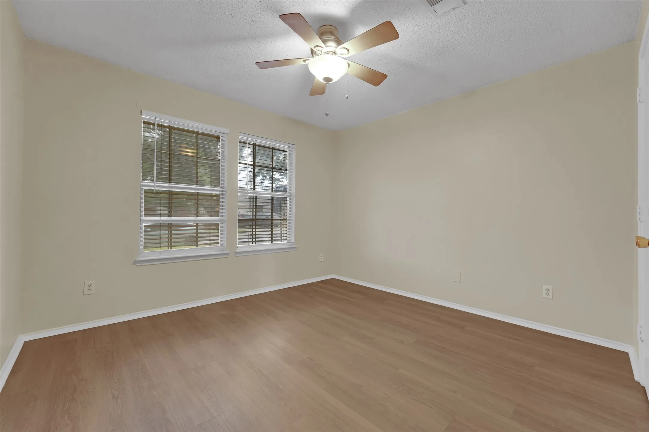 Single Family Residence For Rent in Tarrant County , 321 Dakota Drive, Arlington, Texas 76002, 3 Bedroom, 2 Bathroom, 2 Garage spaces, 1,598 Sqft, built in 2001, mls#21400720, Real Estate Agent in Arlington, Homes For Rent in Tarrant county, Homes For Rent in Arlington, Realtor in Arlington Texas, Real Estate Brokerage Independent Realty Texas, Luminita Cordes Realtor