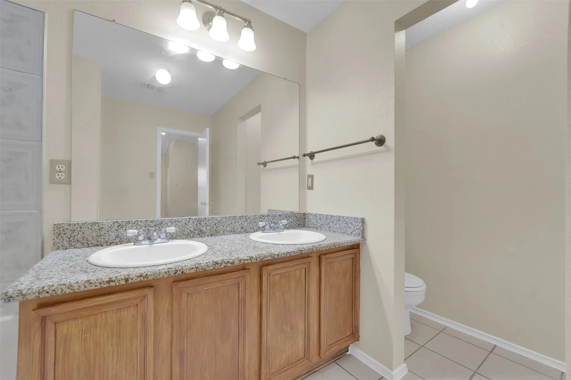 Single Family Residence For Rent in Tarrant County , 321 Dakota Drive, Arlington, Texas 76002, 3 Bedroom, 2 Bathroom, 2 Garage spaces, 1,598 Sqft, built in 2001, mls#21400720, Real Estate Agent in Arlington, Homes For Rent in Tarrant county, Homes For Rent in Arlington, Realtor in Arlington Texas, Real Estate Brokerage Independent Realty Texas, Luminita Cordes Realtor