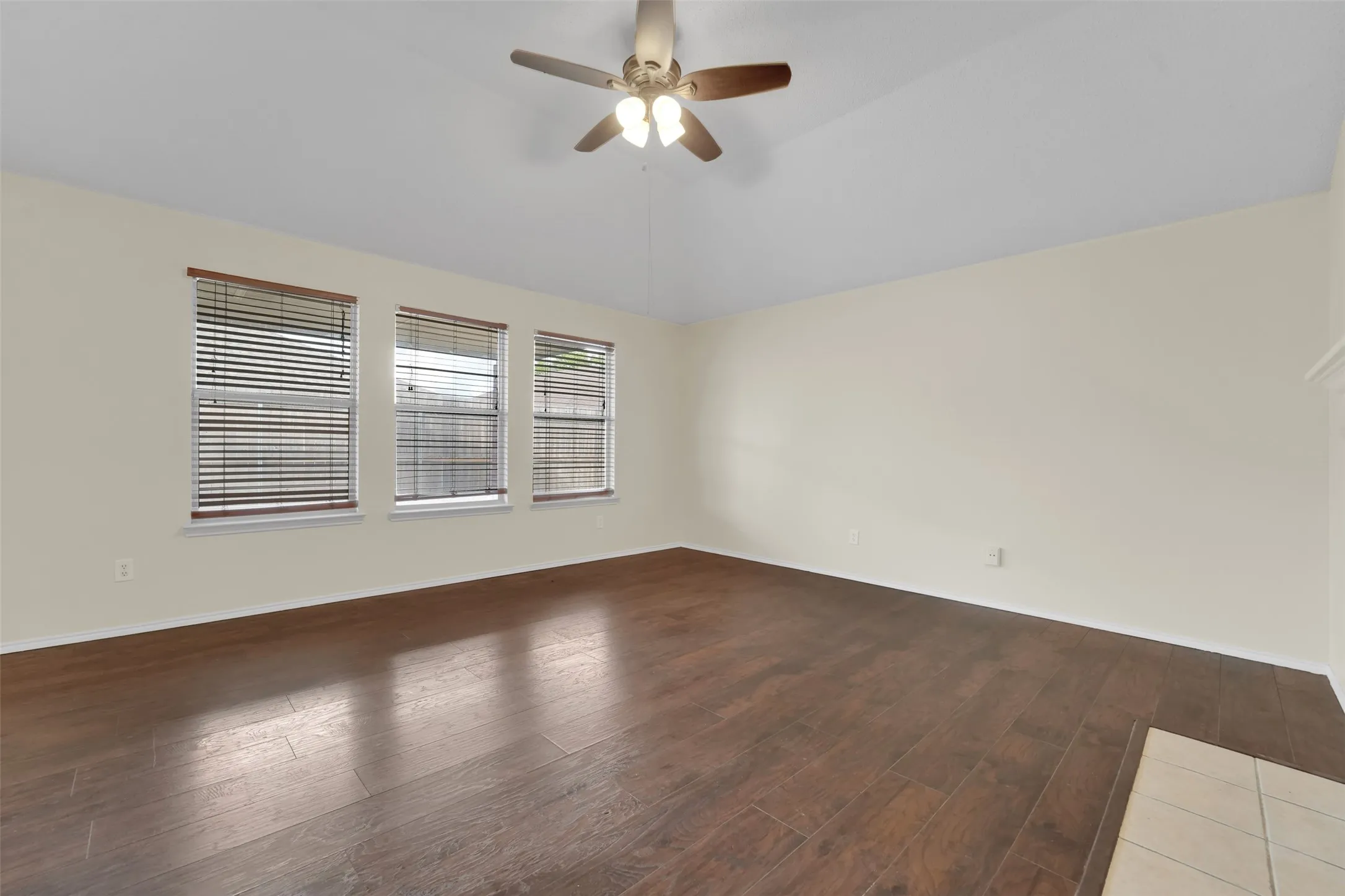 Single Family Residence For Rent in Tarrant County , 321 Dakota Drive, Arlington, Texas 76002, 3 Bedroom, 2 Bathroom, 2 Garage spaces, 1,598 Sqft, built in 2001, mls#21400720, Real Estate Agent in Arlington, Homes For Rent in Tarrant county, Homes For Rent in Arlington, Realtor in Arlington Texas, Real Estate Brokerage Independent Realty Texas, Luminita Cordes Realtor