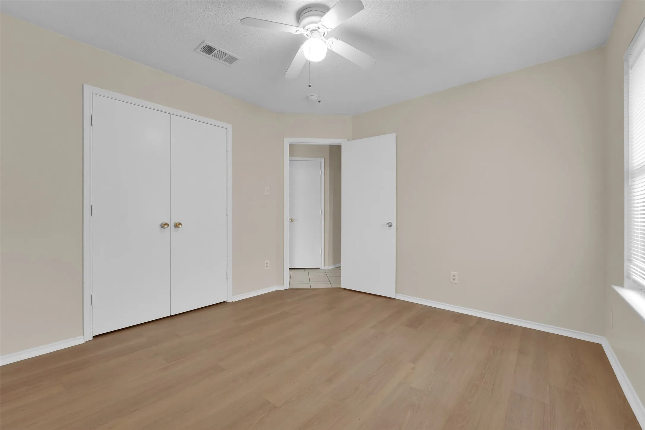 Single Family Residence For Rent in Tarrant County , 321 Dakota Drive, Arlington, Texas 76002, 3 Bedroom, 2 Bathroom, 2 Garage spaces, 1,598 Sqft, built in 2001, mls#21400720, Real Estate Agent in Arlington, Homes For Rent in Tarrant county, Homes For Rent in Arlington, Realtor in Arlington Texas, Real Estate Brokerage Independent Realty Texas, Luminita Cordes Realtor