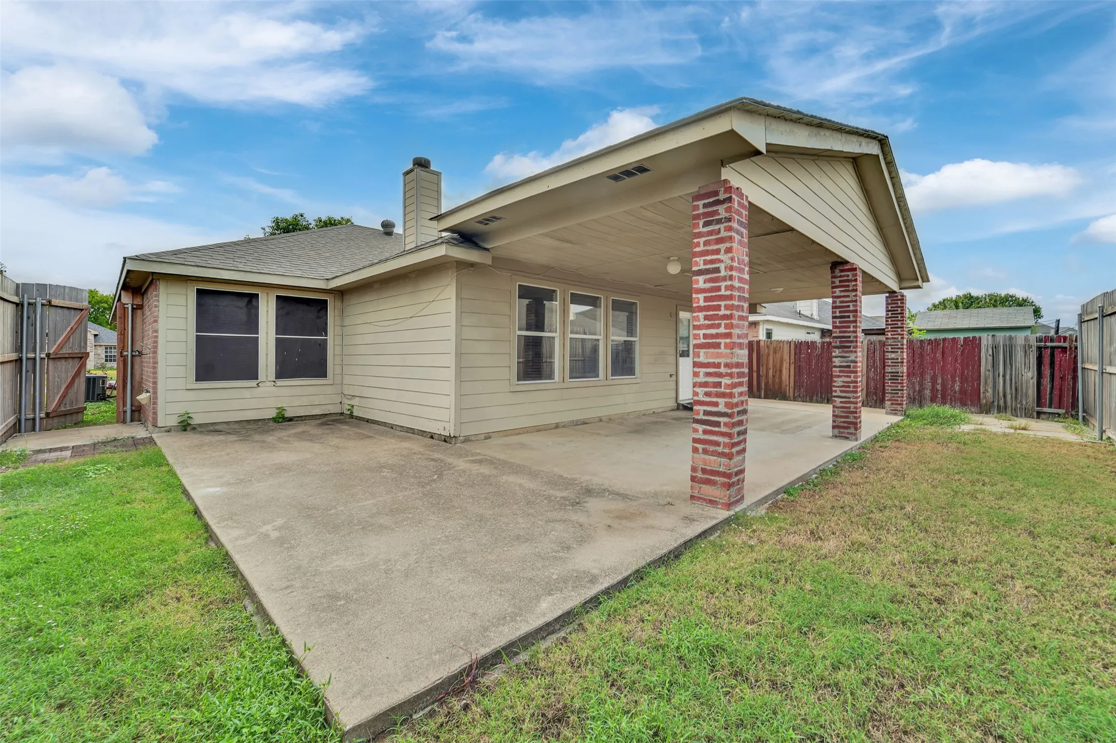 Single Family Residence For Rent in Tarrant County , 321 Dakota Drive, Arlington, Texas 76002, 3 Bedroom, 2 Bathroom, 2 Garage spaces, 1,598 Sqft, built in 2001, mls#21400720, Real Estate Agent in Arlington, Homes For Rent in Tarrant county, Homes For Rent in Arlington, Realtor in Arlington Texas, Real Estate Brokerage Independent Realty Texas, Luminita Cordes Realtor