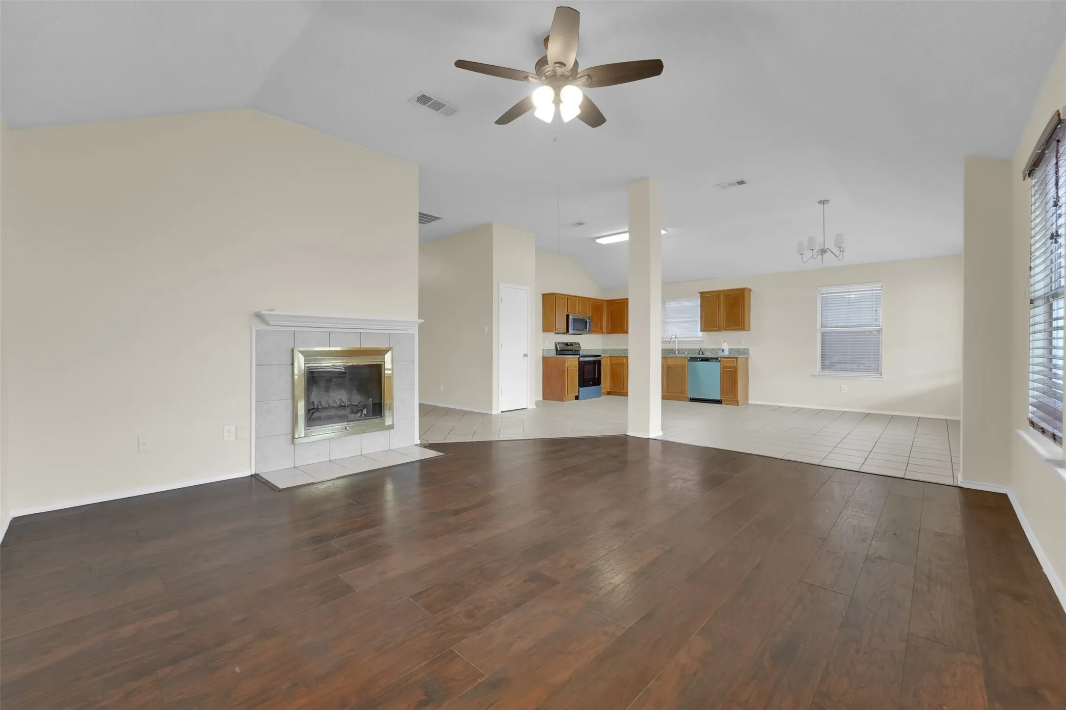 Single Family Residence For Rent in Tarrant County , 321 Dakota Drive, Arlington, Texas 76002, 3 Bedroom, 2 Bathroom, 2 Garage spaces, 1,598 Sqft, built in 2001, mls#21400720, Real Estate Agent in Arlington, Homes For Rent in Tarrant county, Homes For Rent in Arlington, Realtor in Arlington Texas, Real Estate Brokerage Independent Realty Texas, Luminita Cordes Realtor