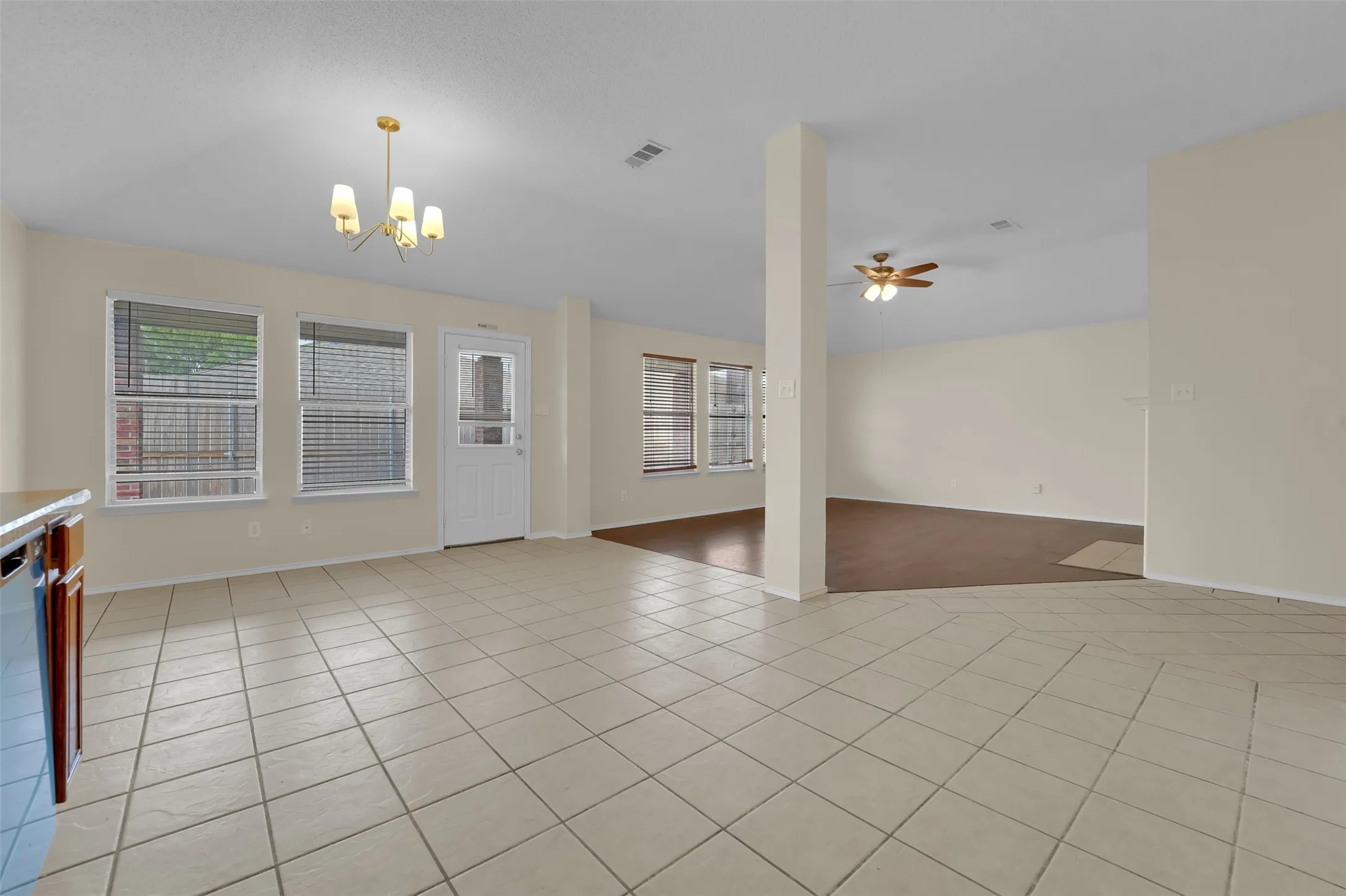 Single Family Residence For Rent in Tarrant County , 321 Dakota Drive, Arlington, Texas 76002, 3 Bedroom, 2 Bathroom, 2 Garage spaces, 1,598 Sqft, built in 2001, mls#21400720, Real Estate Agent in Arlington, Homes For Rent in Tarrant county, Homes For Rent in Arlington, Realtor in Arlington Texas, Real Estate Brokerage Independent Realty Texas, Luminita Cordes Realtor