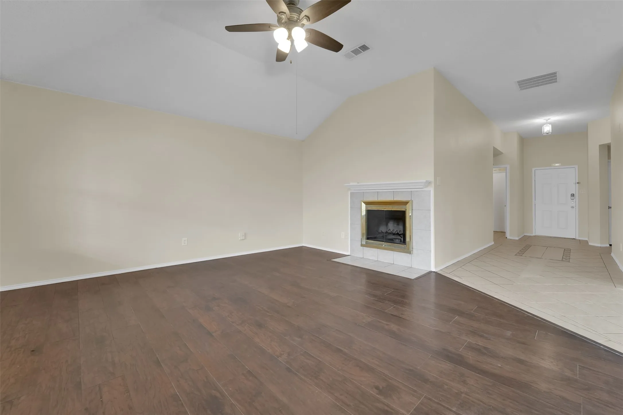 Single Family Residence For Rent in Tarrant County , 321 Dakota Drive, Arlington, Texas 76002, 3 Bedroom, 2 Bathroom, 2 Garage spaces, 1,598 Sqft, built in 2001, mls#21400720, Real Estate Agent in Arlington, Homes For Rent in Tarrant county, Homes For Rent in Arlington, Realtor in Arlington Texas, Real Estate Brokerage Independent Realty Texas, Luminita Cordes Realtor