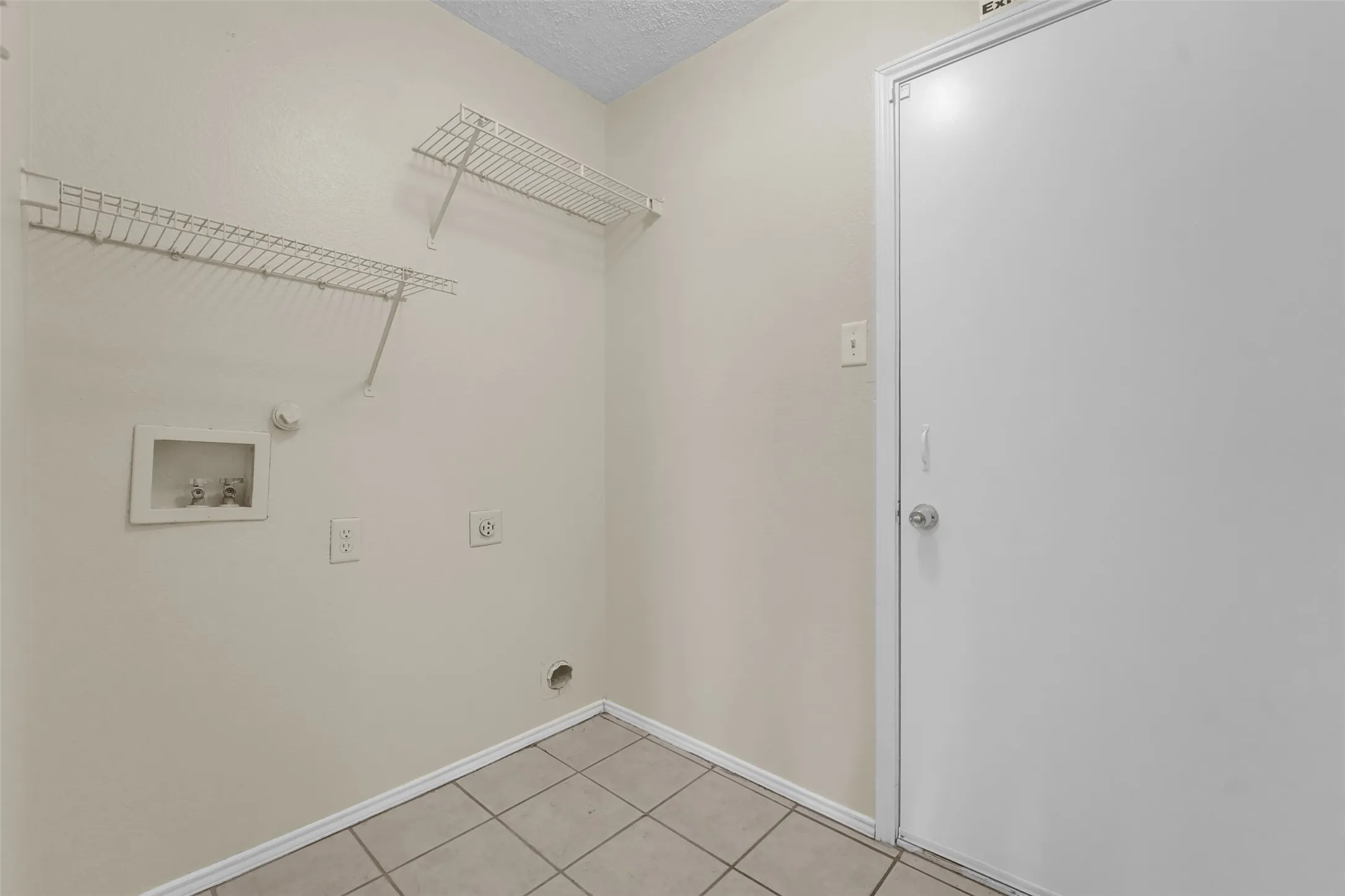 Single Family Residence For Rent in Tarrant County , 321 Dakota Drive, Arlington, Texas 76002, 3 Bedroom, 2 Bathroom, 2 Garage spaces, 1,598 Sqft, built in 2001, mls#21400720, Real Estate Agent in Arlington, Homes For Rent in Tarrant county, Homes For Rent in Arlington, Realtor in Arlington Texas, Real Estate Brokerage Independent Realty Texas, Luminita Cordes Realtor