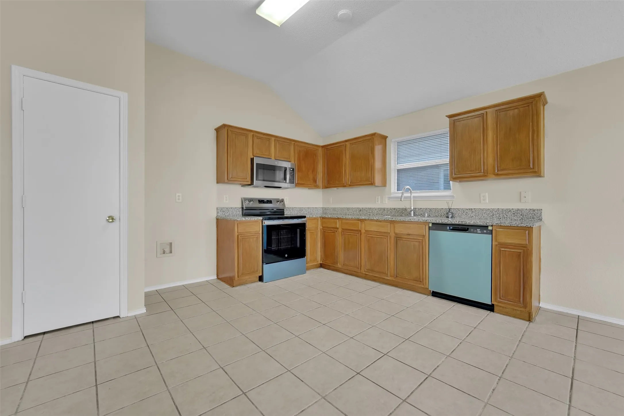 Single Family Residence For Rent in Tarrant County , 321 Dakota Drive, Arlington, Texas 76002, 3 Bedroom, 2 Bathroom, 2 Garage spaces, 1,598 Sqft, built in 2001, mls#21400720, Real Estate Agent in Arlington, Homes For Rent in Tarrant county, Homes For Rent in Arlington, Realtor in Arlington Texas, Real Estate Brokerage Independent Realty Texas, Luminita Cordes Realtor