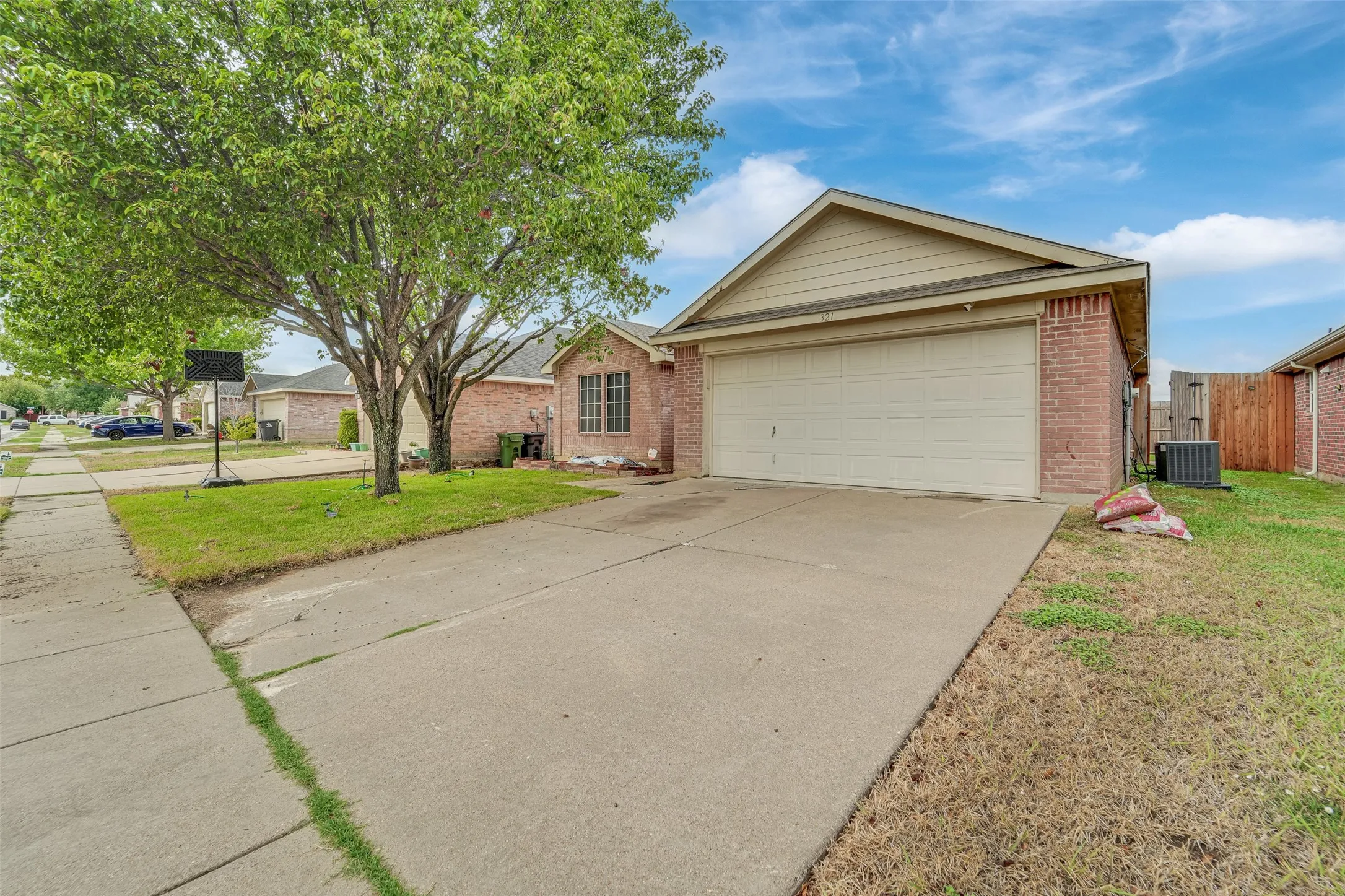 Single Family Residence For Rent in Tarrant County , 321 Dakota Drive, Arlington, Texas 76002, 3 Bedroom, 2 Bathroom, 2 Garage spaces, 1,598 Sqft, built in 2001, mls#21400720, Real Estate Agent in Arlington, Homes For Rent in Tarrant county, Homes For Rent in Arlington, Realtor in Arlington Texas, Real Estate Brokerage Independent Realty Texas, Luminita Cordes Realtor