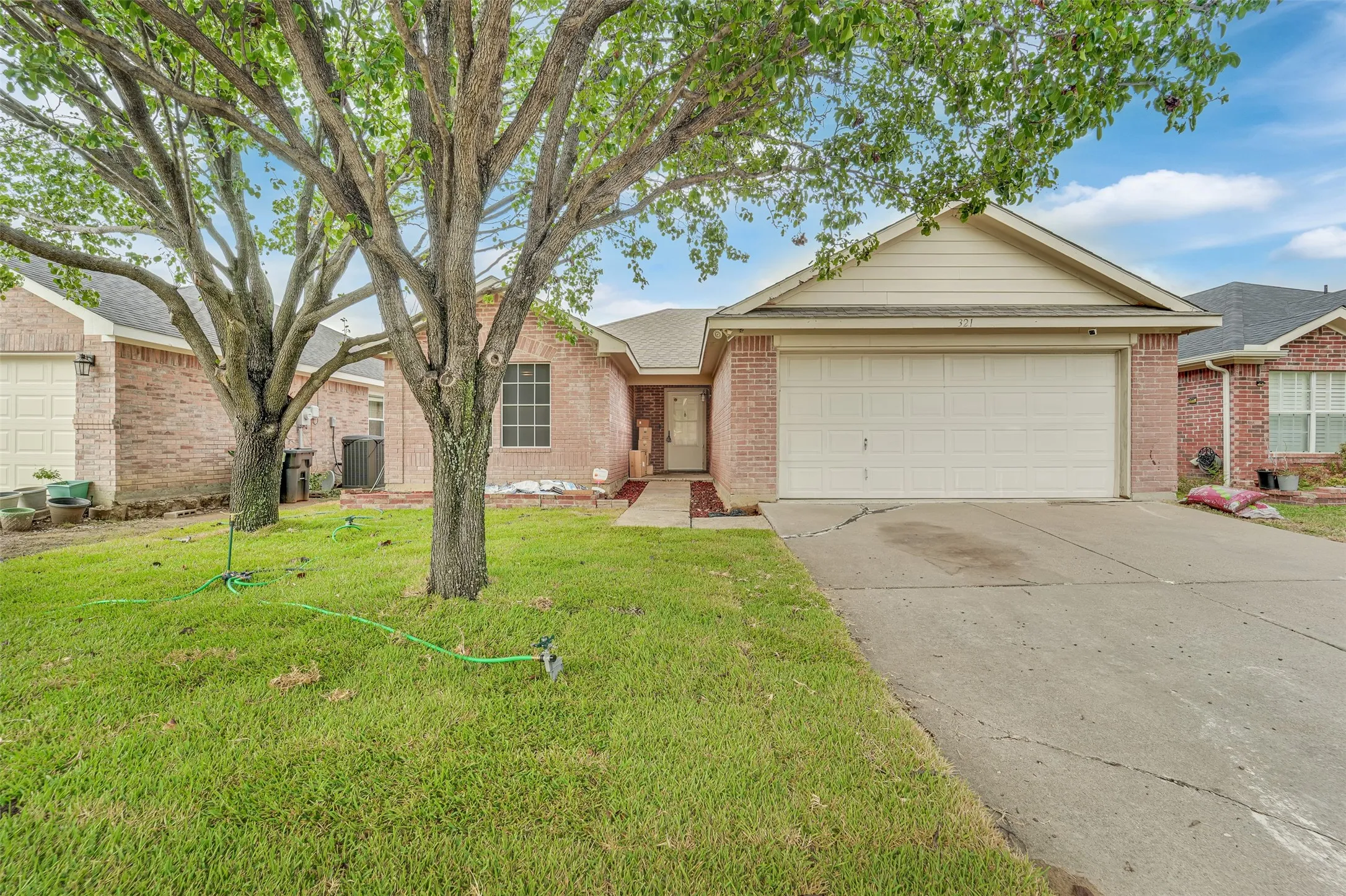 Single Family Residence For Rent in Tarrant County , 321 Dakota Drive, Arlington, Texas 76002, 3 Bedroom, 2 Bathroom, 2 Garage spaces, 1,598 Sqft, built in 2001, mls#21400720, Real Estate Agent in Arlington, Homes For Rent in Tarrant county, Homes For Rent in Arlington, Realtor in Arlington Texas, Real Estate Brokerage Independent Realty Texas, Luminita Cordes Realtor