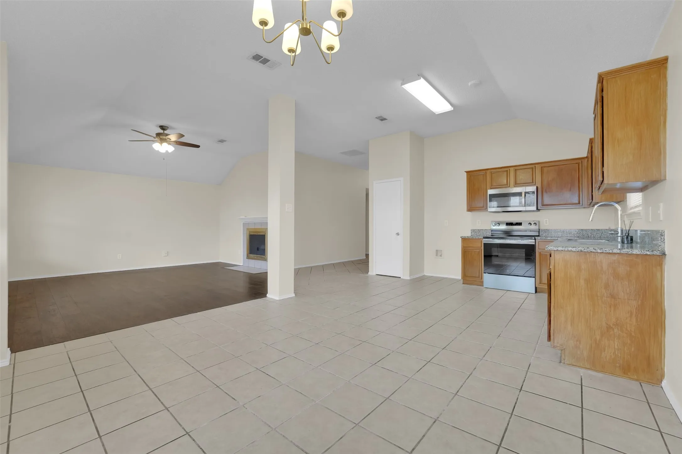Single Family Residence For Rent in Tarrant County , 321 Dakota Drive, Arlington, Texas 76002, 3 Bedroom, 2 Bathroom, 2 Garage spaces, 1,598 Sqft, built in 2001, mls#21400720, Real Estate Agent in Arlington, Homes For Rent in Tarrant county, Homes For Rent in Arlington, Realtor in Arlington Texas, Real Estate Brokerage Independent Realty Texas, Luminita Cordes Realtor