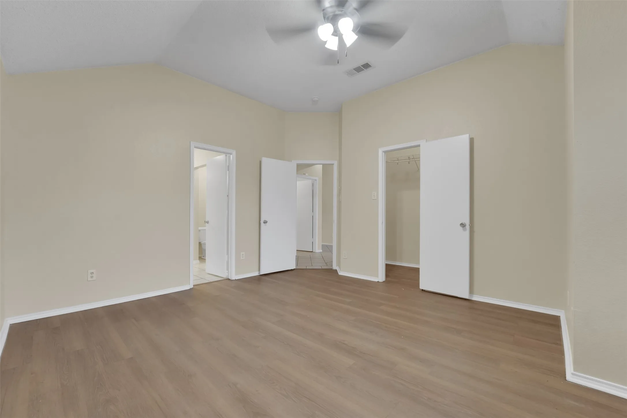 Single Family Residence For Rent in Tarrant County , 321 Dakota Drive, Arlington, Texas 76002, 3 Bedroom, 2 Bathroom, 2 Garage spaces, 1,598 Sqft, built in 2001, mls#21400720, Real Estate Agent in Arlington, Homes For Rent in Tarrant county, Homes For Rent in Arlington, Realtor in Arlington Texas, Real Estate Brokerage Independent Realty Texas, Luminita Cordes Realtor