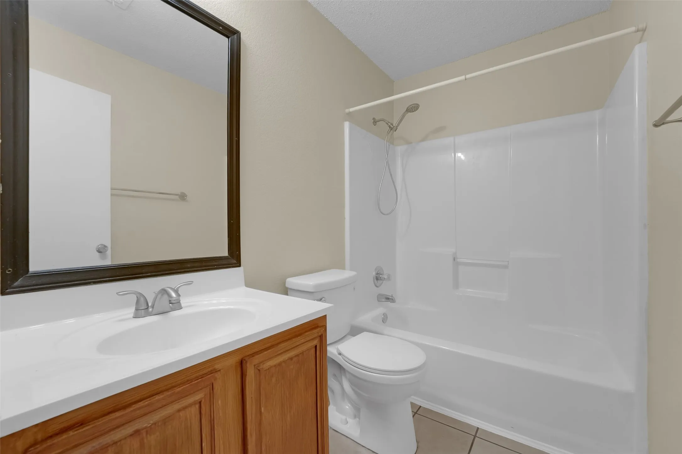 Single Family Residence For Rent in Tarrant County , 321 Dakota Drive, Arlington, Texas 76002, 3 Bedroom, 2 Bathroom, 2 Garage spaces, 1,598 Sqft, built in 2001, mls#21400720, Real Estate Agent in Arlington, Homes For Rent in Tarrant county, Homes For Rent in Arlington, Realtor in Arlington Texas, Real Estate Brokerage Independent Realty Texas, Luminita Cordes Realtor