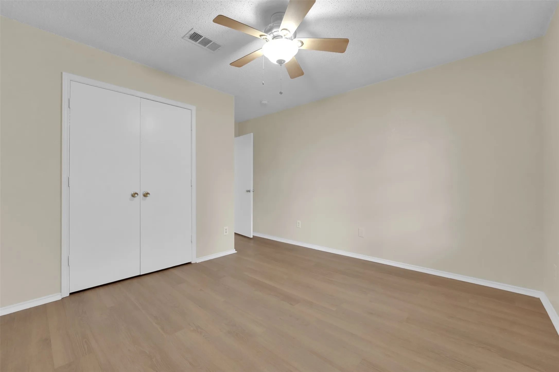 Single Family Residence For Rent in Tarrant County , 321 Dakota Drive, Arlington, Texas 76002, 3 Bedroom, 2 Bathroom, 2 Garage spaces, 1,598 Sqft, built in 2001, mls#21400720, Real Estate Agent in Arlington, Homes For Rent in Tarrant county, Homes For Rent in Arlington, Realtor in Arlington Texas, Real Estate Brokerage Independent Realty Texas, Luminita Cordes Realtor