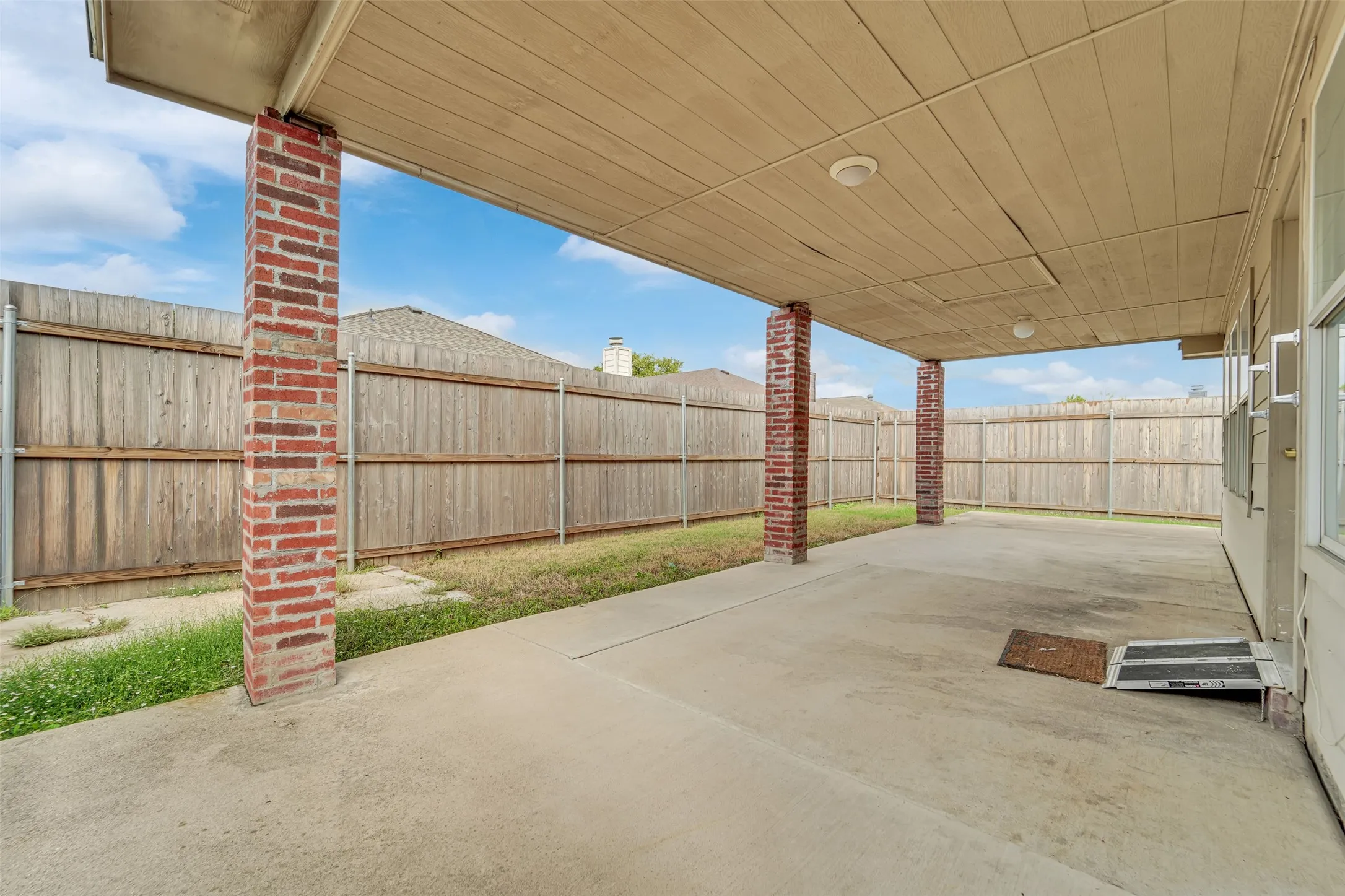 Single Family Residence For Rent in Tarrant County , 321 Dakota Drive, Arlington, Texas 76002, 3 Bedroom, 2 Bathroom, 2 Garage spaces, 1,598 Sqft, built in 2001, mls#21400720, Real Estate Agent in Arlington, Homes For Rent in Tarrant county, Homes For Rent in Arlington, Realtor in Arlington Texas, Real Estate Brokerage Independent Realty Texas, Luminita Cordes Realtor
