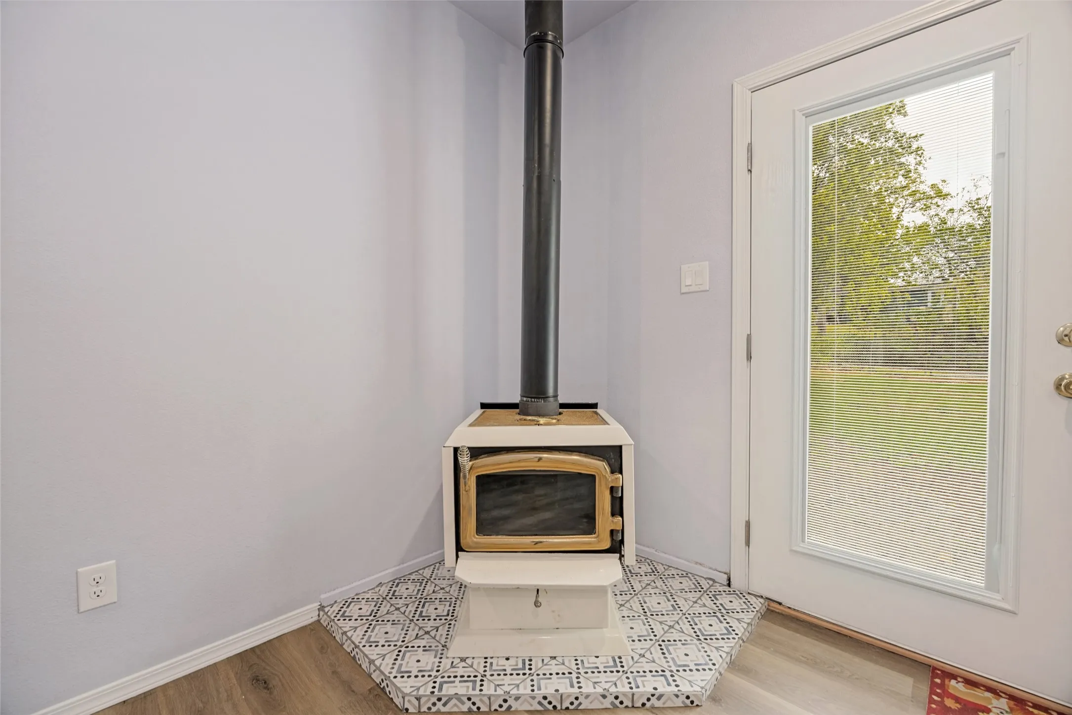 Wood-burning stove with a tiled hearth and a clear glass door