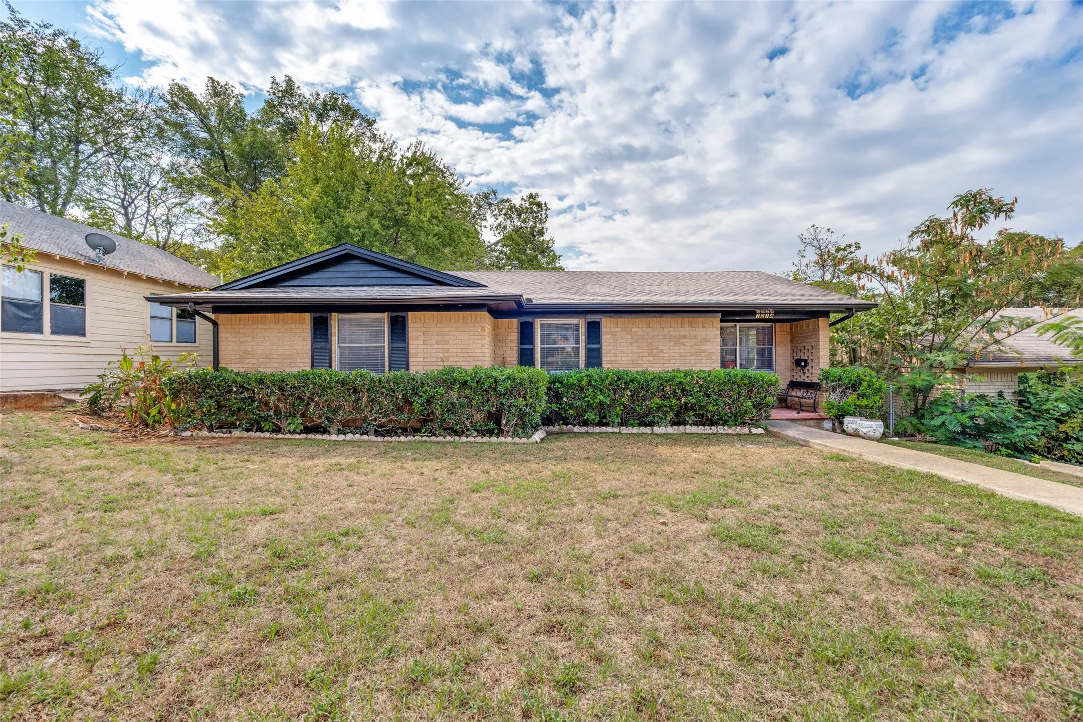 Single Family Residence For Rent in Grayson County , 1214 W Morgan Street, Denison, Texas 75020, 3 Bedroom, 2 Bathroom, Garage spaces, 1,168 Sqft, built in 1950, mls#21402982, Real Estate Agent in Denison, Homes For Rent in Grayson county, Homes For Rent in Denison, Realtor in Denison Texas, Real Estate Brokerage Independent Realty Texas, Luminita Cordes Realtor