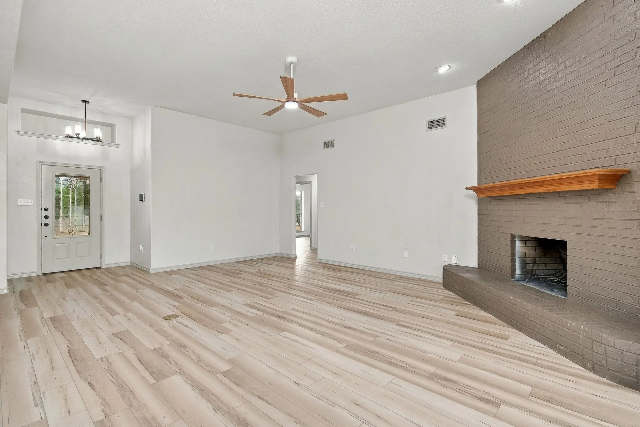 Single Family Residence For Sale in Taylor County , 158 Quaker Road, Abilene, Texas 79602, 3 Bedroom, 2 Bathroom, 2 Garage spaces, 1,863 Sqft, built in 2002, mls#21403072, Real Estate Agent in Abilene, Homes For Sale in Taylor county, Homes For Sale in Abilene, Realtor in Abilene Texas, Real Estate Brokerage Independent Realty Texas, Luminita Cordes Realtor