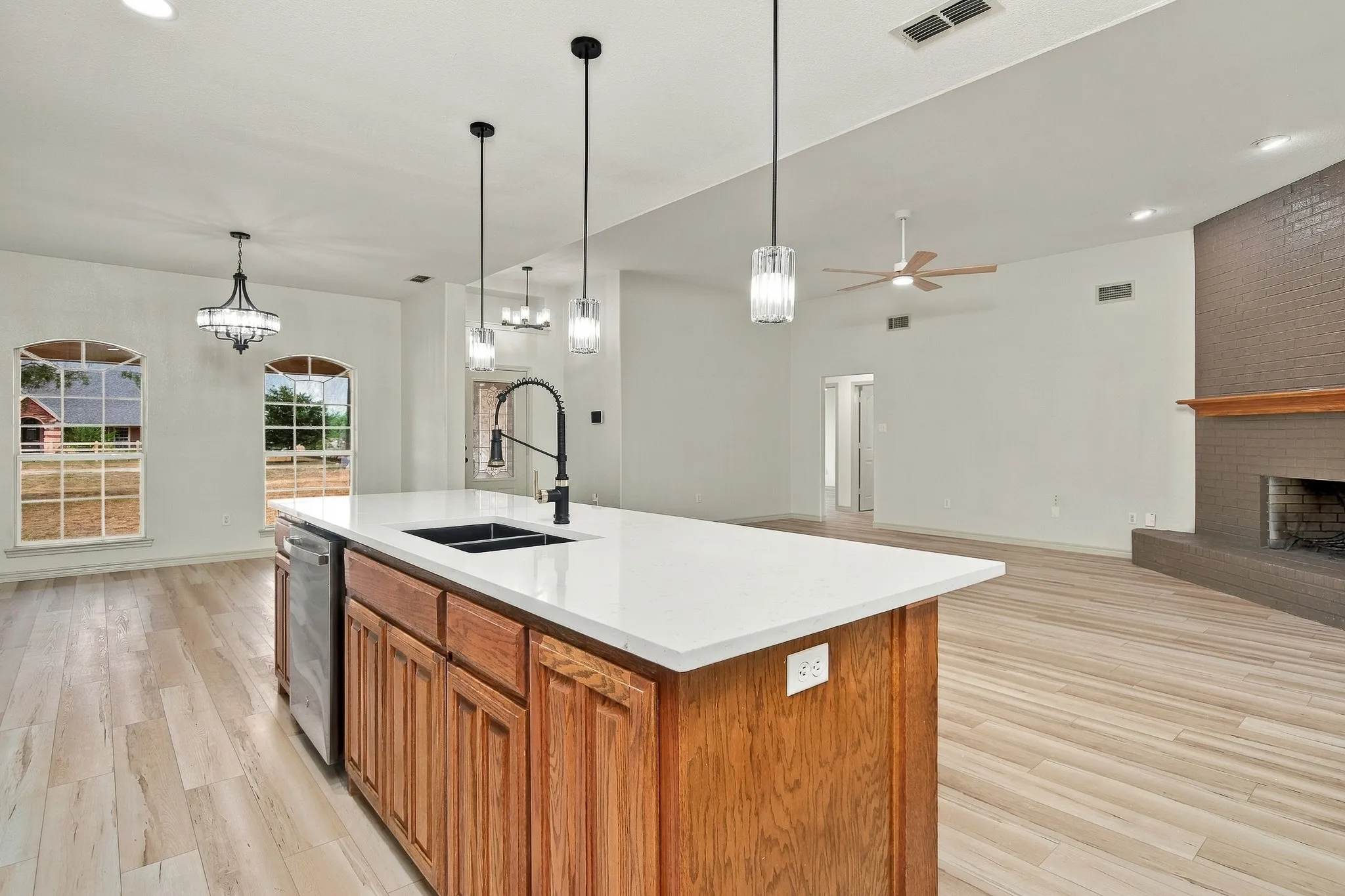 Single Family Residence For Sale in Taylor County , 158 Quaker Road, Abilene, Texas 79602, 3 Bedroom, 2 Bathroom, 2 Garage spaces, 1,863 Sqft, built in 2002, mls#21403072, Real Estate Agent in Abilene, Homes For Sale in Taylor county, Homes For Sale in Abilene, Realtor in Abilene Texas, Real Estate Brokerage Independent Realty Texas, Luminita Cordes Realtor