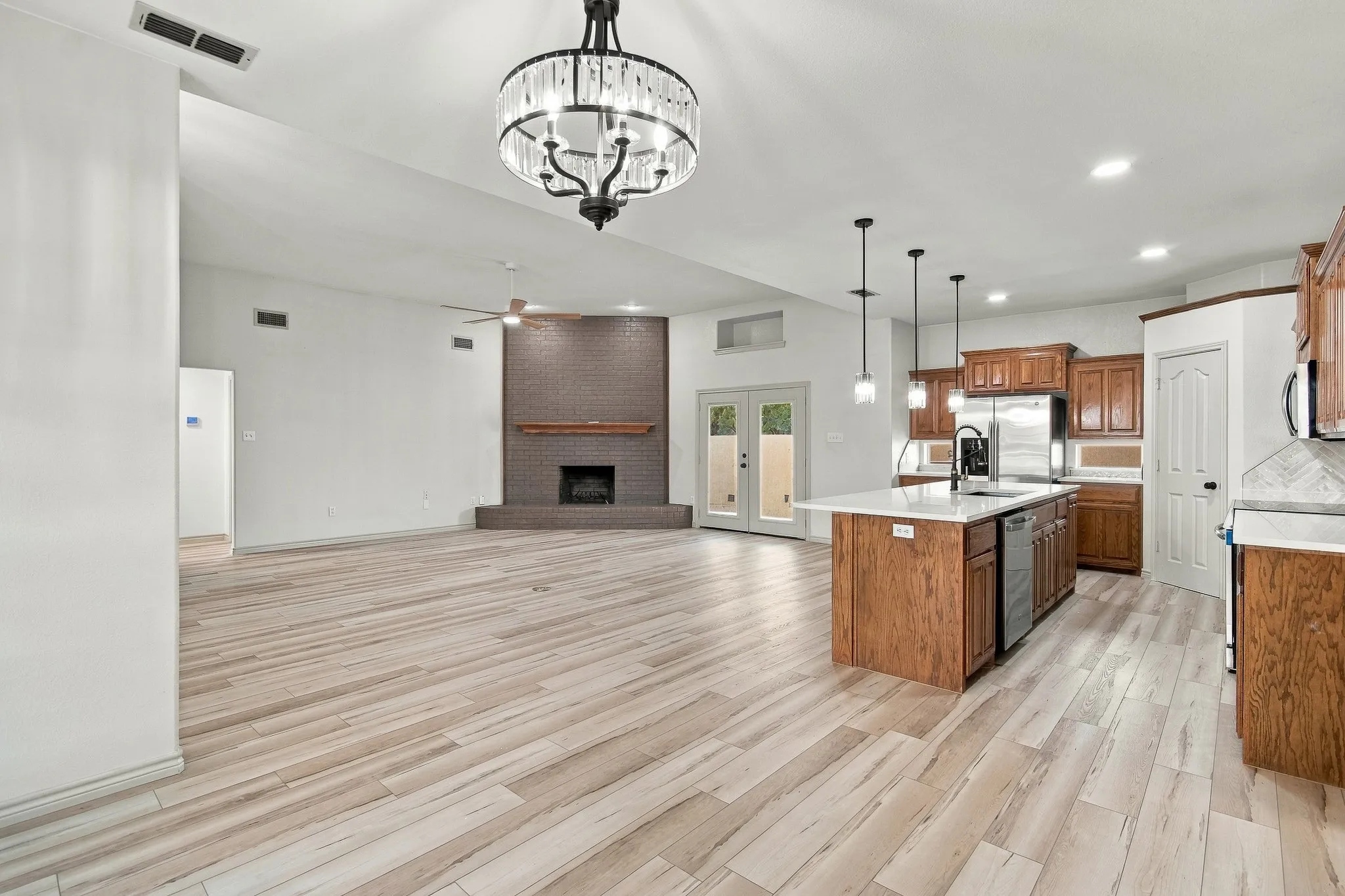 Single Family Residence For Sale in Taylor County , 158 Quaker Road, Abilene, Texas 79602, 3 Bedroom, 2 Bathroom, 2 Garage spaces, 1,863 Sqft, built in 2002, mls#21403072, Real Estate Agent in Abilene, Homes For Sale in Taylor county, Homes For Sale in Abilene, Realtor in Abilene Texas, Real Estate Brokerage Independent Realty Texas, Luminita Cordes Realtor