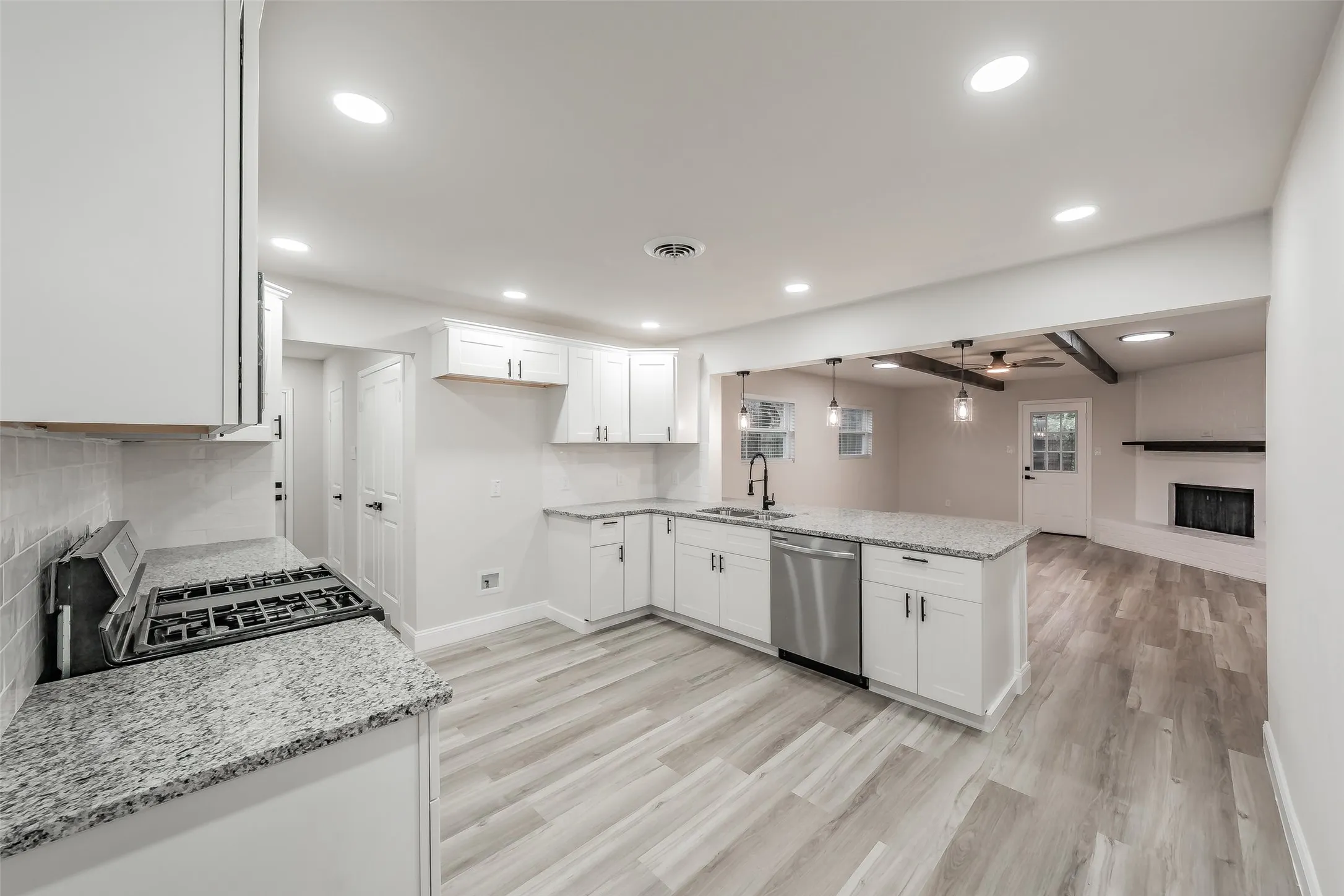 Single Family Residence For Sale in Tarrant County , 404 Simmons Drive, Hurst, Texas 76053, 4 Bedroom, 2 Bathroom, Garage spaces, 1,616 Sqft, built in 1960, mls#21403081, Real Estate Agent in Hurst, Homes For Sale in Tarrant county, Homes For Sale in Hurst, Realtor in Hurst Texas, Real Estate Brokerage Independent Realty Texas, Luminita Cordes Realtor