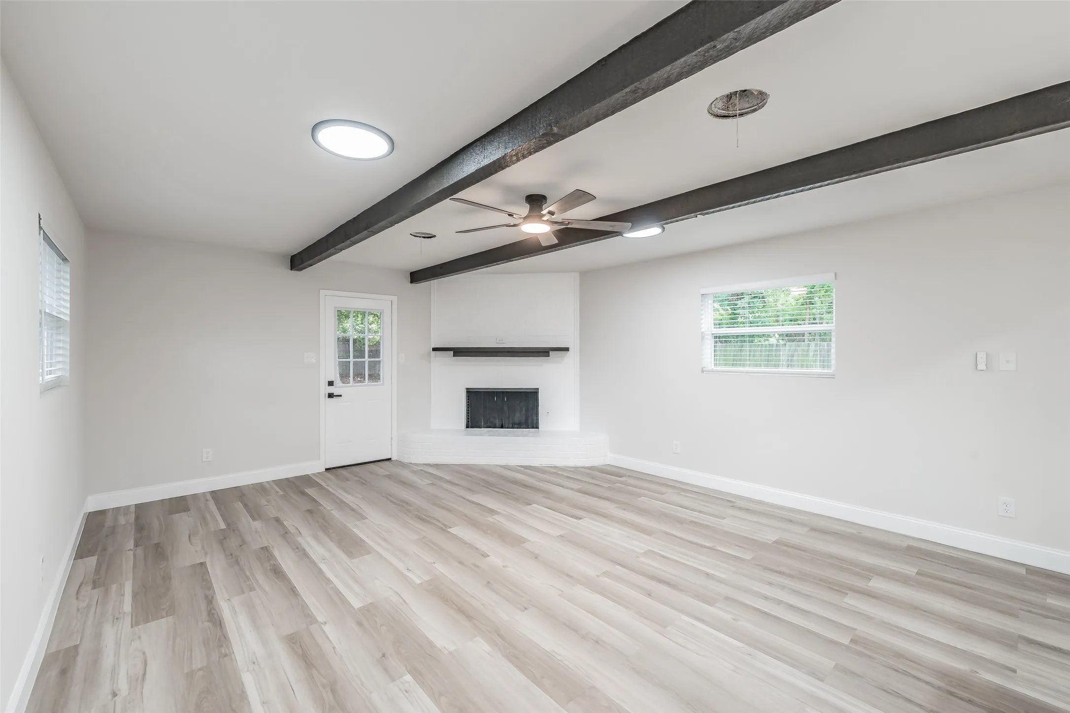 Single Family Residence For Sale in Tarrant County , 404 Simmons Drive, Hurst, Texas 76053, 4 Bedroom, 2 Bathroom, Garage spaces, 1,616 Sqft, built in 1960, mls#21403081, Real Estate Agent in Hurst, Homes For Sale in Tarrant county, Homes For Sale in Hurst, Realtor in Hurst Texas, Real Estate Brokerage Independent Realty Texas, Luminita Cordes Realtor