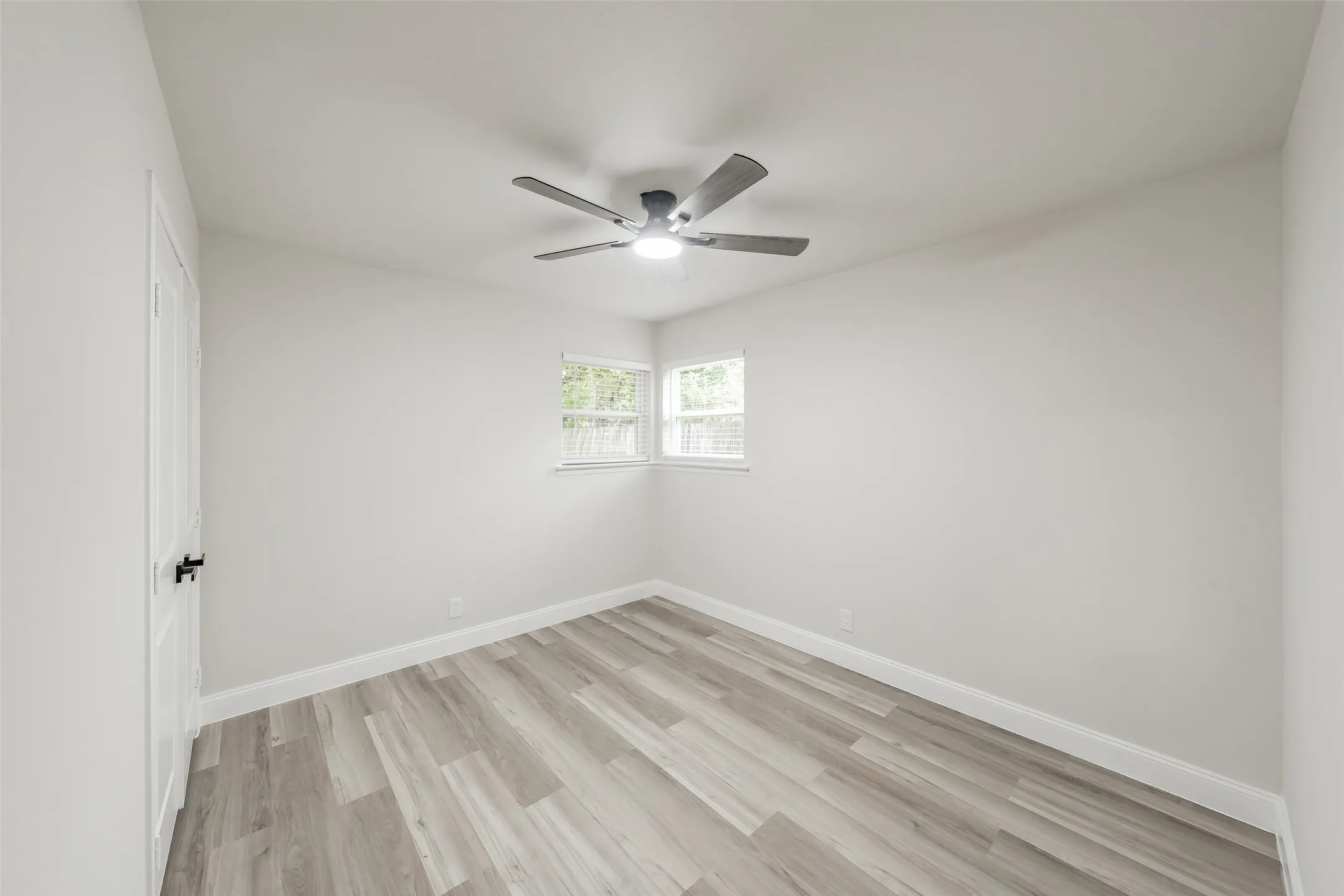Single Family Residence For Sale in Tarrant County , 404 Simmons Drive, Hurst, Texas 76053, 4 Bedroom, 2 Bathroom, Garage spaces, 1,616 Sqft, built in 1960, mls#21403081, Real Estate Agent in Hurst, Homes For Sale in Tarrant county, Homes For Sale in Hurst, Realtor in Hurst Texas, Real Estate Brokerage Independent Realty Texas, Luminita Cordes Realtor