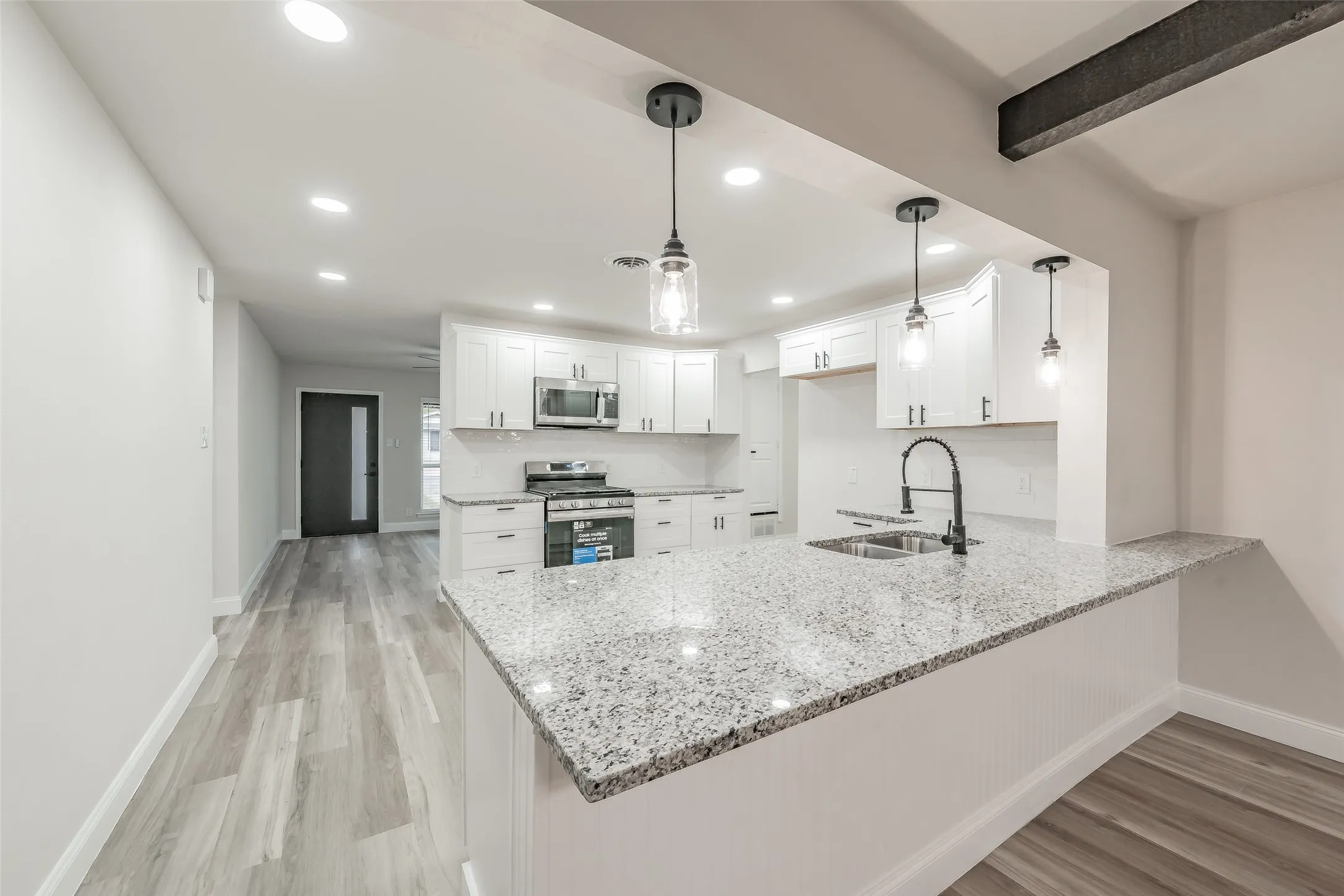 Single Family Residence For Sale in Tarrant County , 404 Simmons Drive, Hurst, Texas 76053, 4 Bedroom, 2 Bathroom, Garage spaces, 1,616 Sqft, built in 1960, mls#21403081, Real Estate Agent in Hurst, Homes For Sale in Tarrant county, Homes For Sale in Hurst, Realtor in Hurst Texas, Real Estate Brokerage Independent Realty Texas, Luminita Cordes Realtor