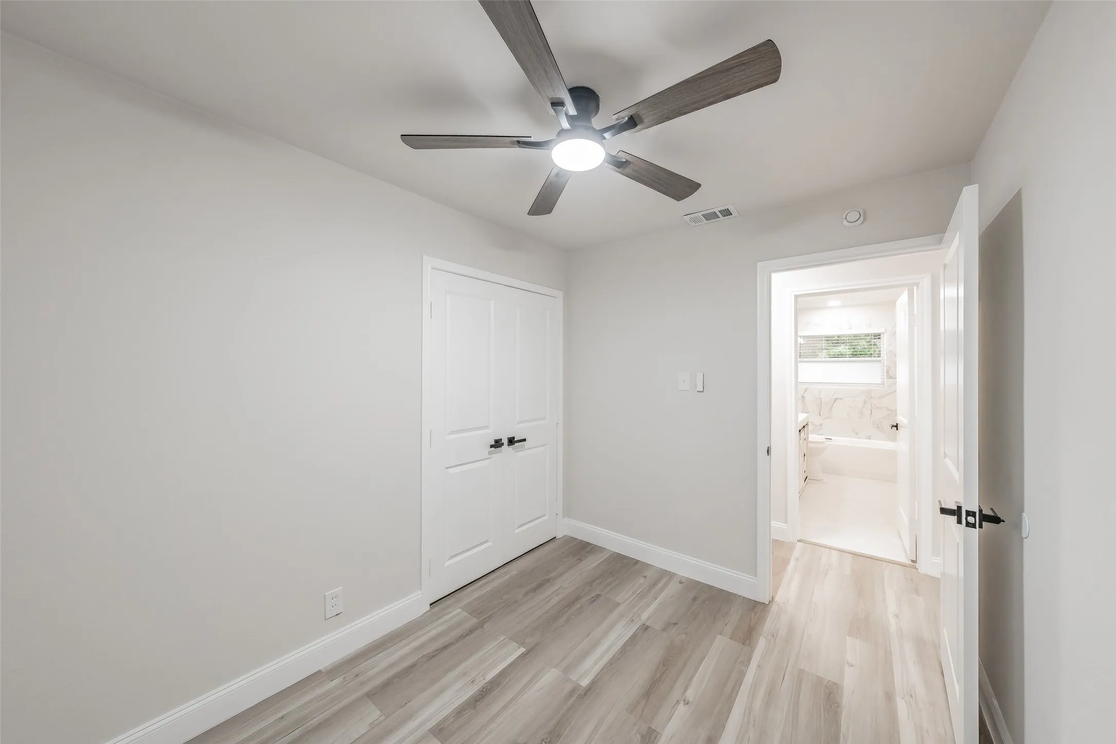 Single Family Residence For Sale in Tarrant County , 404 Simmons Drive, Hurst, Texas 76053, 4 Bedroom, 2 Bathroom, Garage spaces, 1,616 Sqft, built in 1960, mls#21403081, Real Estate Agent in Hurst, Homes For Sale in Tarrant county, Homes For Sale in Hurst, Realtor in Hurst Texas, Real Estate Brokerage Independent Realty Texas, Luminita Cordes Realtor