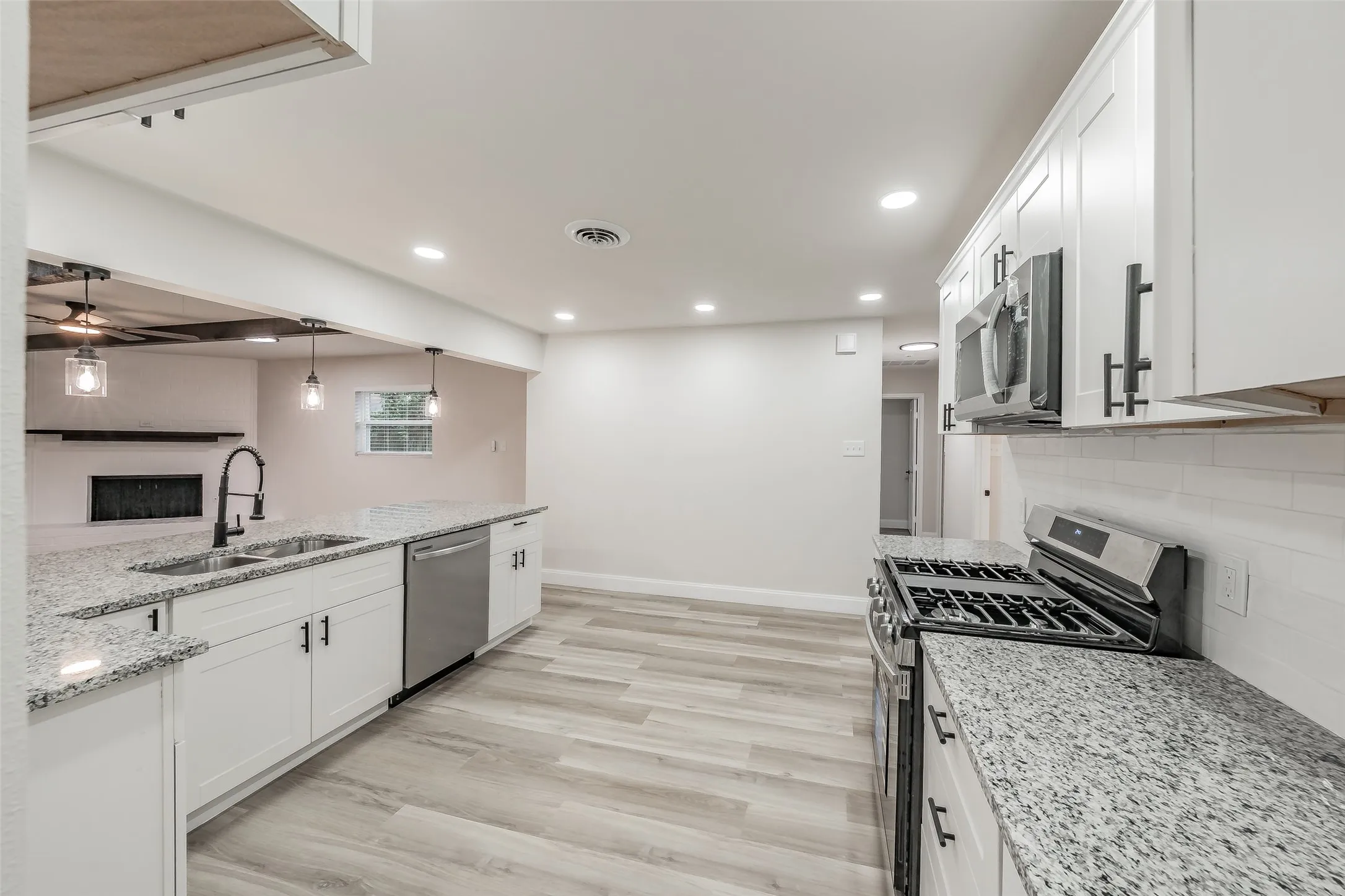 Single Family Residence For Sale in Tarrant County , 404 Simmons Drive, Hurst, Texas 76053, 4 Bedroom, 2 Bathroom, Garage spaces, 1,616 Sqft, built in 1960, mls#21403081, Real Estate Agent in Hurst, Homes For Sale in Tarrant county, Homes For Sale in Hurst, Realtor in Hurst Texas, Real Estate Brokerage Independent Realty Texas, Luminita Cordes Realtor