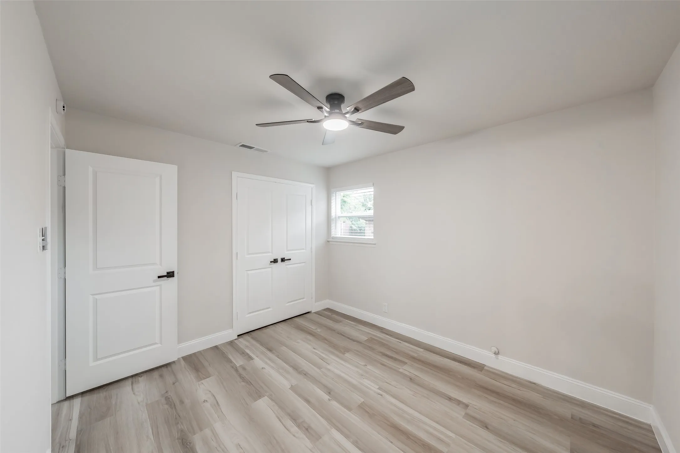 Single Family Residence For Sale in Tarrant County , 404 Simmons Drive, Hurst, Texas 76053, 4 Bedroom, 2 Bathroom, Garage spaces, 1,616 Sqft, built in 1960, mls#21403081, Real Estate Agent in Hurst, Homes For Sale in Tarrant county, Homes For Sale in Hurst, Realtor in Hurst Texas, Real Estate Brokerage Independent Realty Texas, Luminita Cordes Realtor