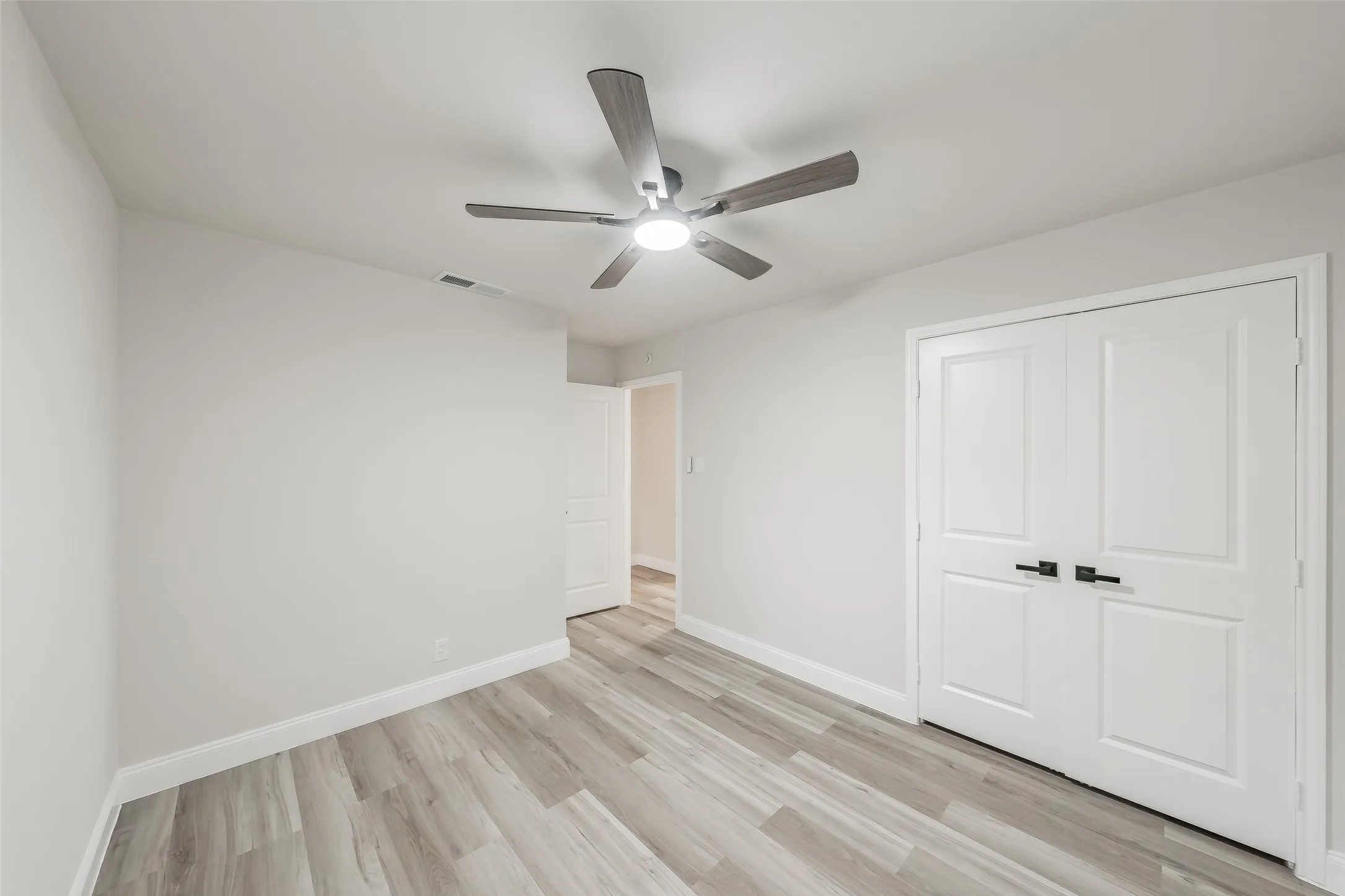 Single Family Residence For Sale in Tarrant County , 404 Simmons Drive, Hurst, Texas 76053, 4 Bedroom, 2 Bathroom, Garage spaces, 1,616 Sqft, built in 1960, mls#21403081, Real Estate Agent in Hurst, Homes For Sale in Tarrant county, Homes For Sale in Hurst, Realtor in Hurst Texas, Real Estate Brokerage Independent Realty Texas, Luminita Cordes Realtor
