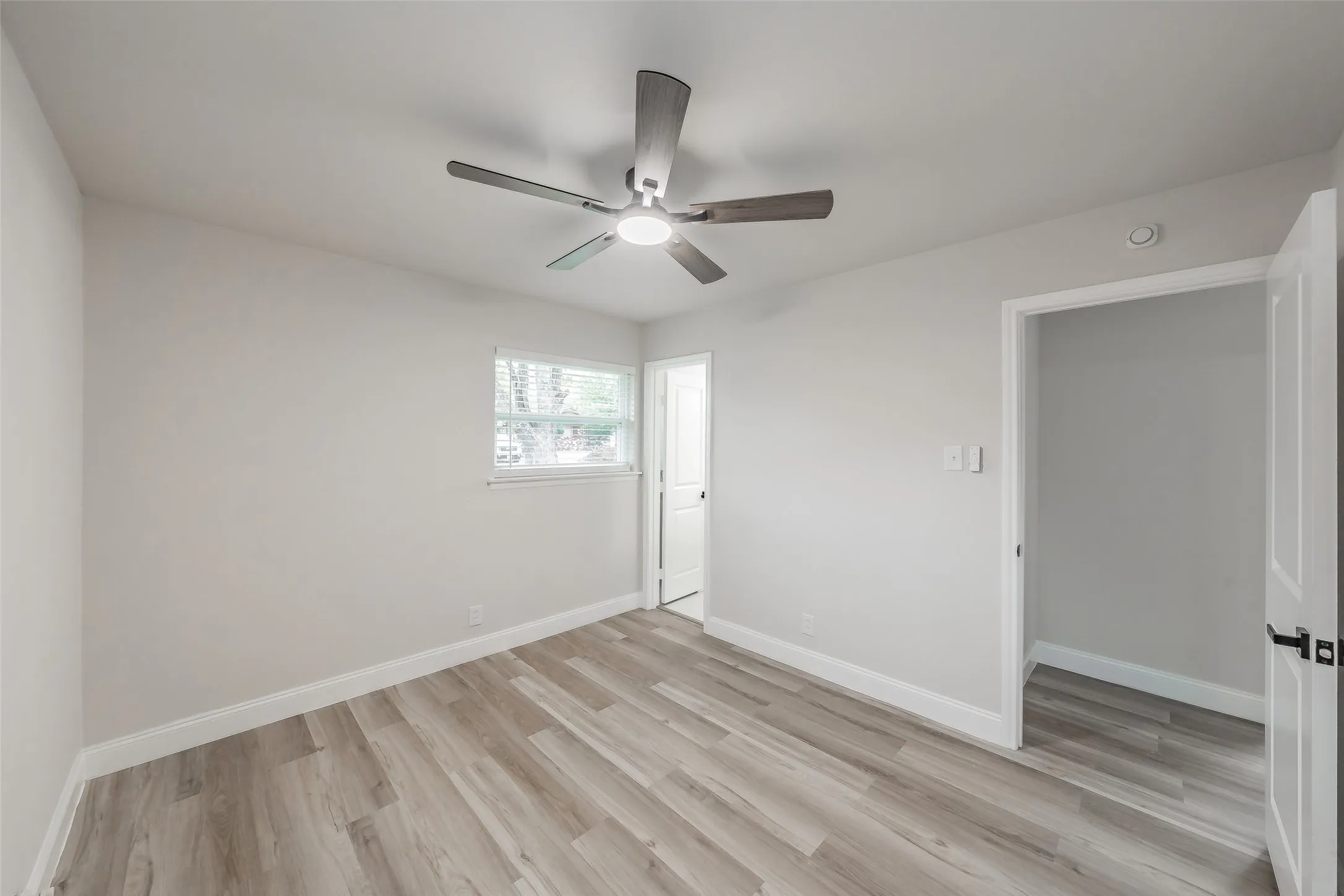 Single Family Residence For Sale in Tarrant County , 404 Simmons Drive, Hurst, Texas 76053, 4 Bedroom, 2 Bathroom, Garage spaces, 1,616 Sqft, built in 1960, mls#21403081, Real Estate Agent in Hurst, Homes For Sale in Tarrant county, Homes For Sale in Hurst, Realtor in Hurst Texas, Real Estate Brokerage Independent Realty Texas, Luminita Cordes Realtor