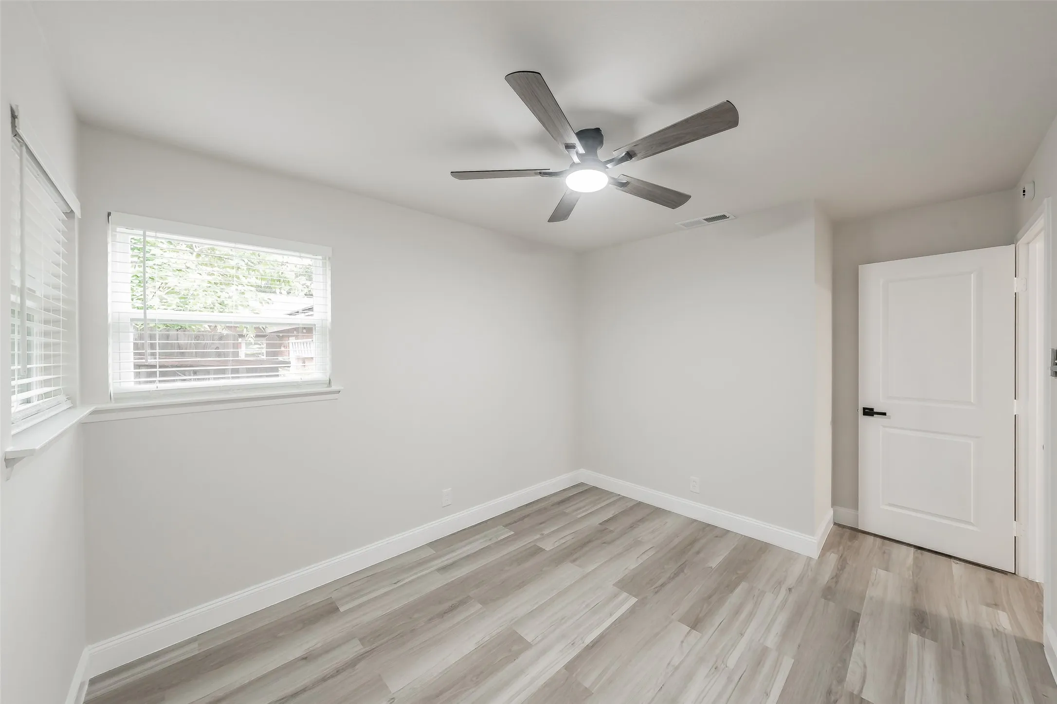 Single Family Residence For Sale in Tarrant County , 404 Simmons Drive, Hurst, Texas 76053, 4 Bedroom, 2 Bathroom, Garage spaces, 1,616 Sqft, built in 1960, mls#21403081, Real Estate Agent in Hurst, Homes For Sale in Tarrant county, Homes For Sale in Hurst, Realtor in Hurst Texas, Real Estate Brokerage Independent Realty Texas, Luminita Cordes Realtor